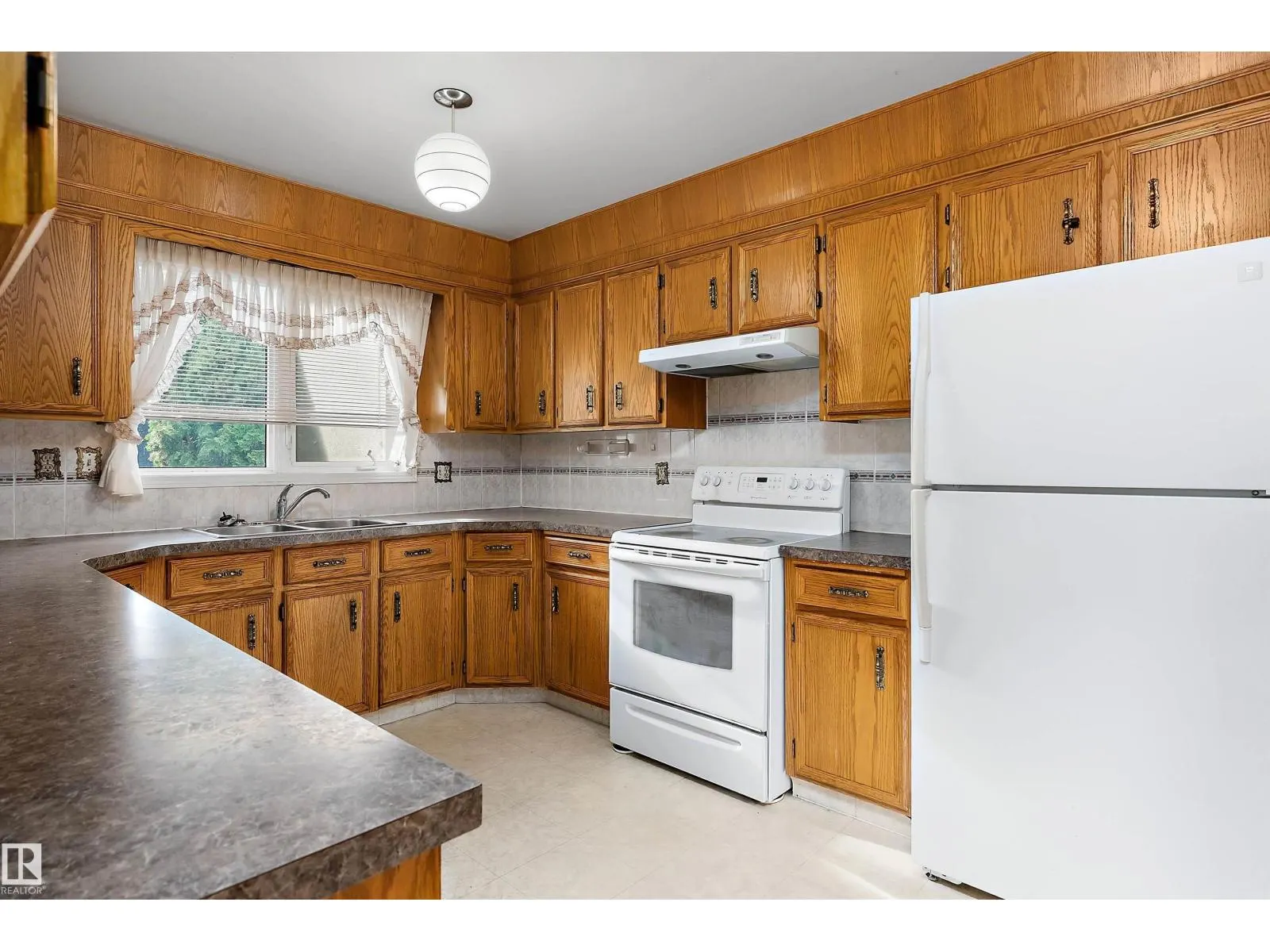 16132 98 ST NW