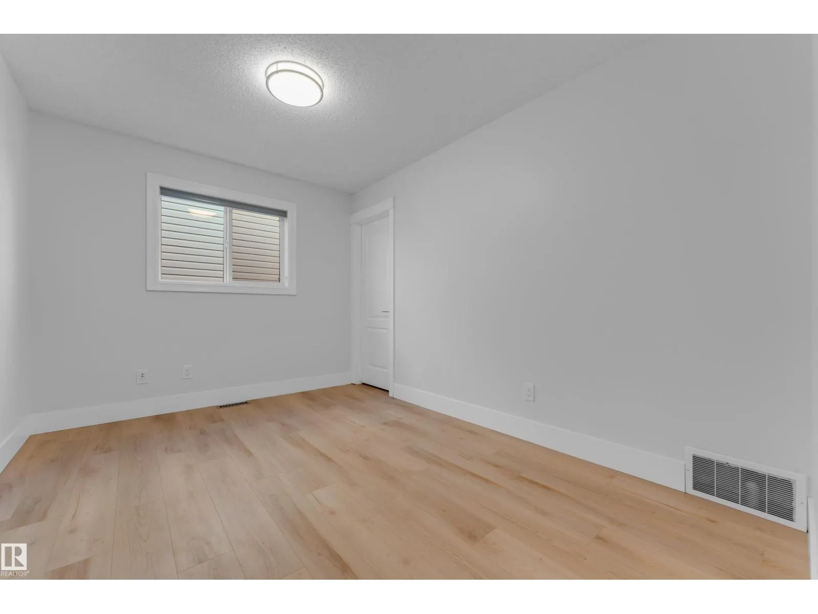 3003 25 AV NW