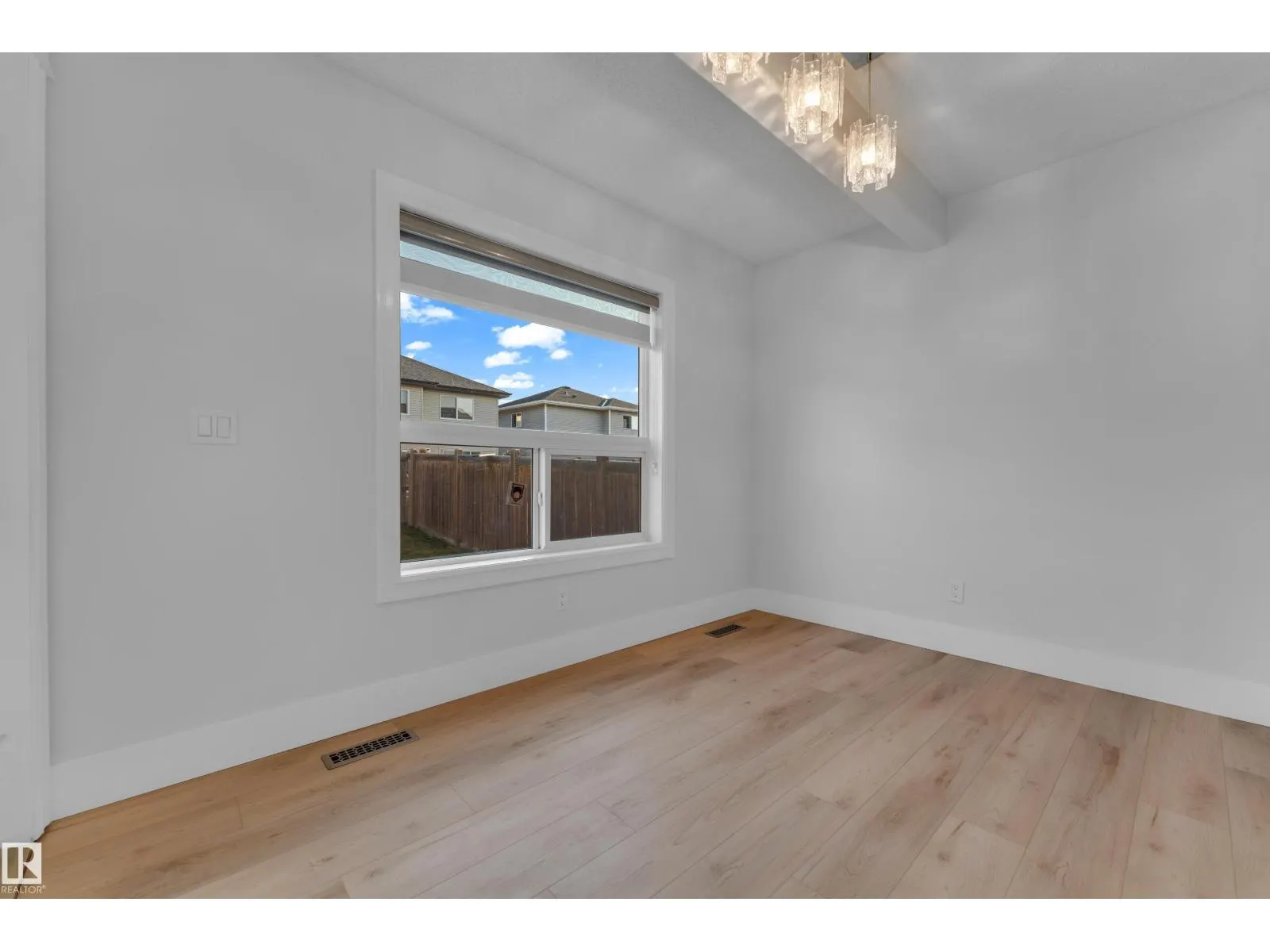 3003 25 AV NW