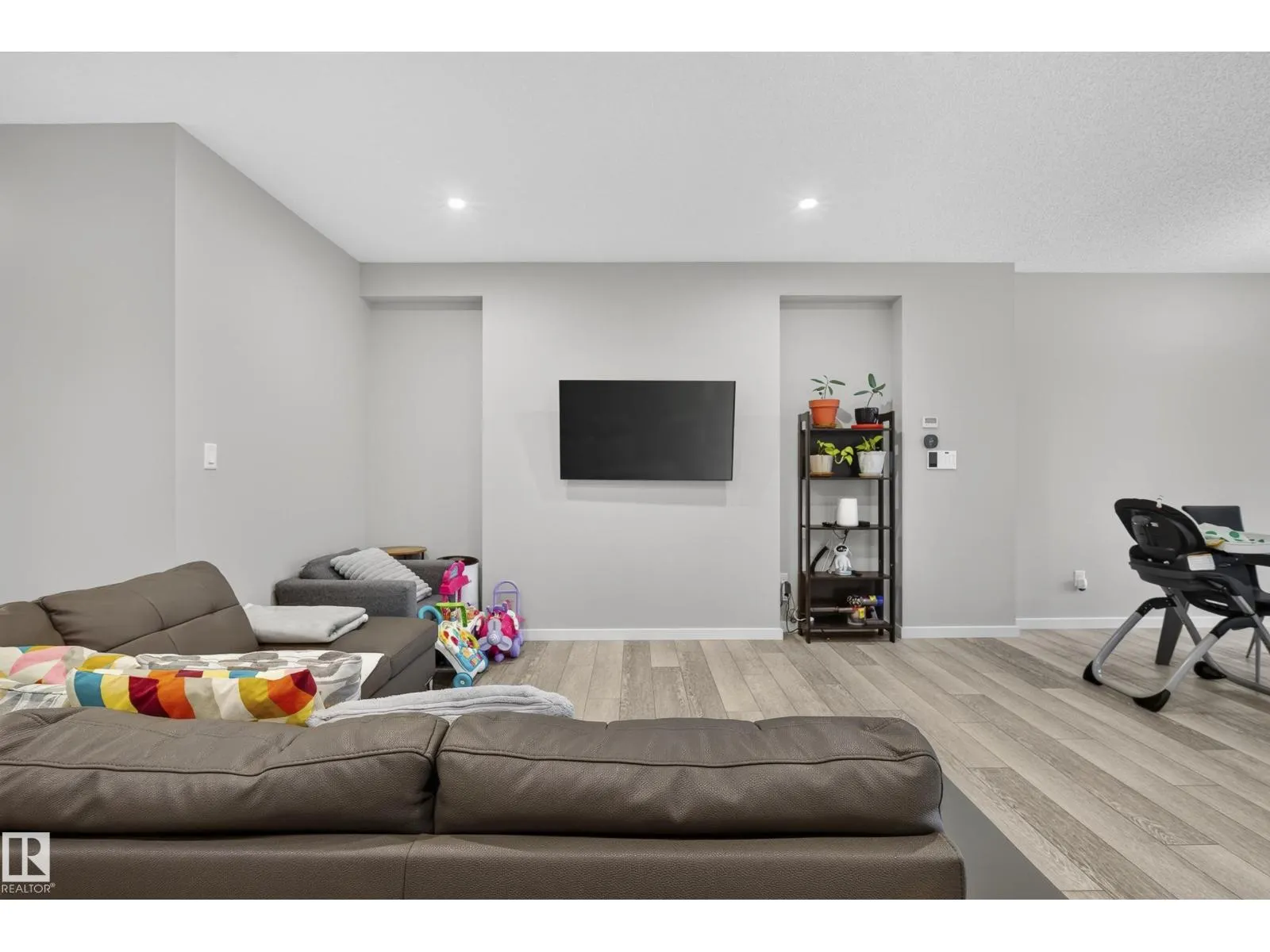 3536 6 AV SW SW