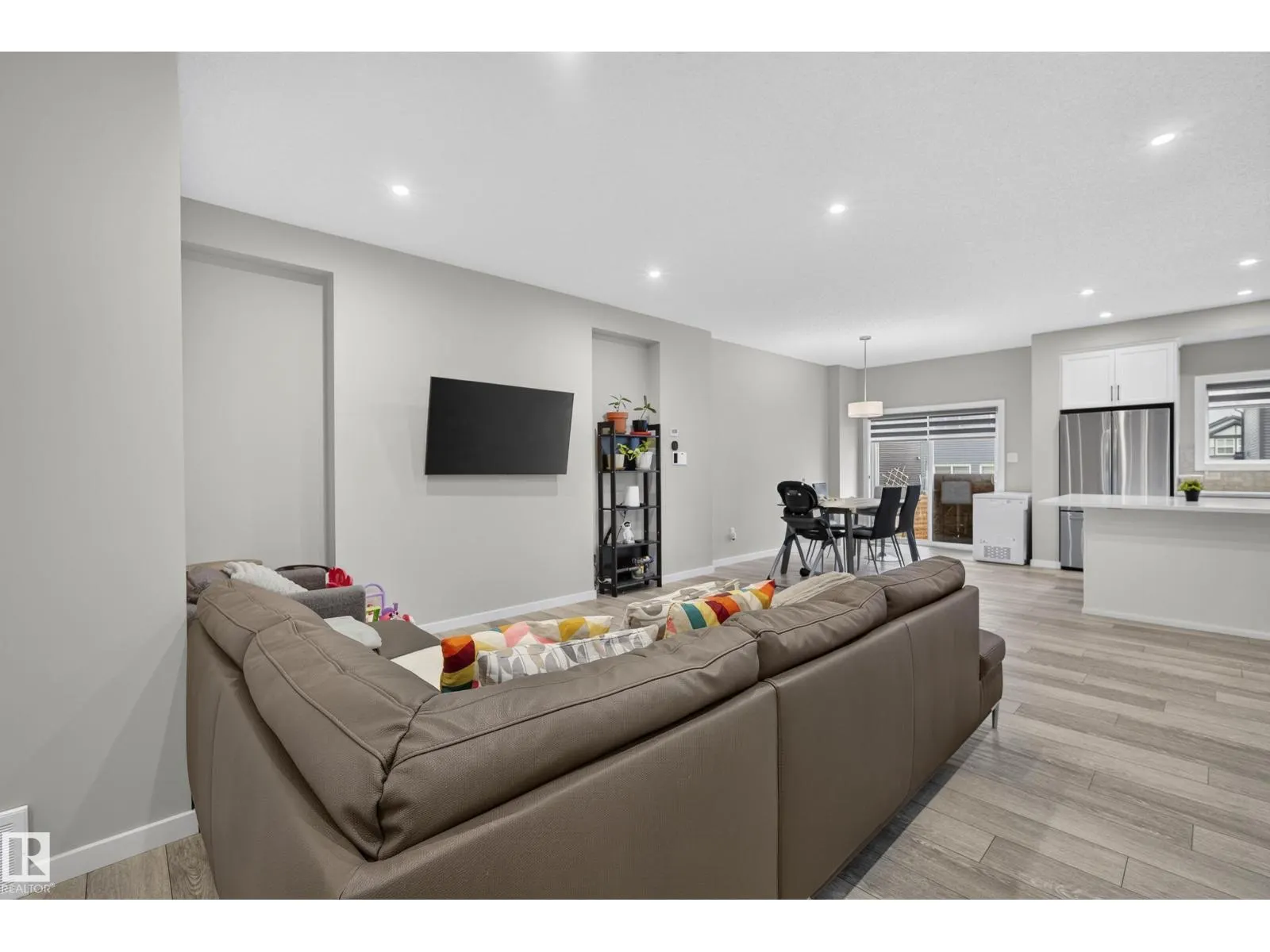 3536 6 AV SW SW