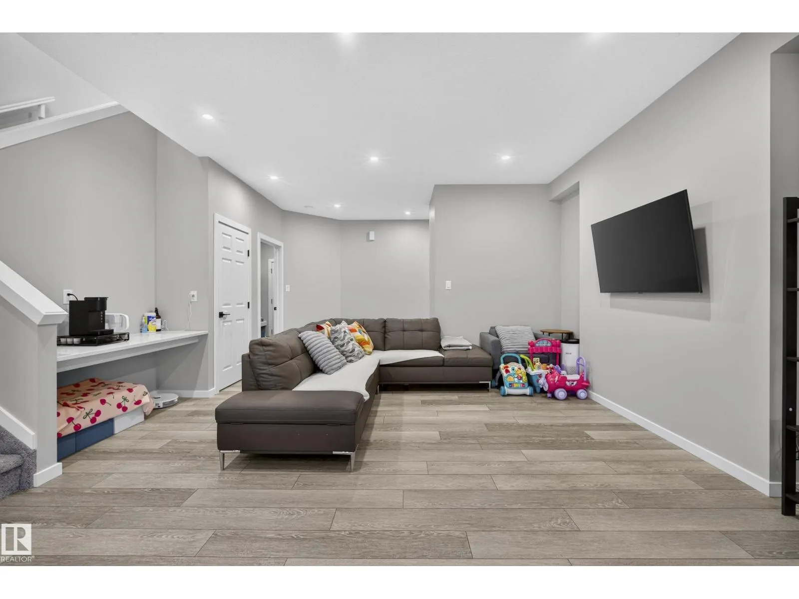 3536 6 AV SW SW