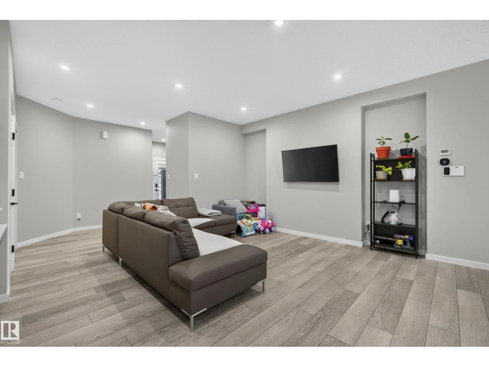 3536 6 AV SW SW