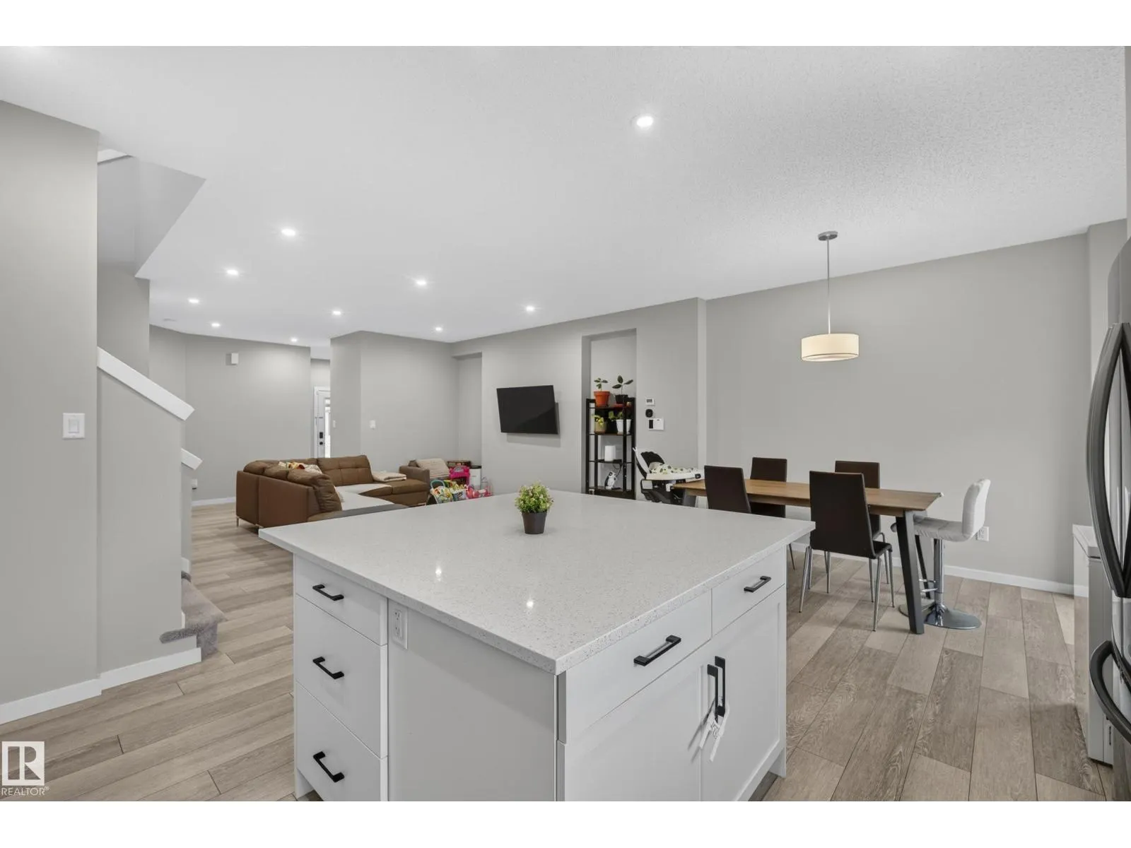 3536 6 AV SW SW