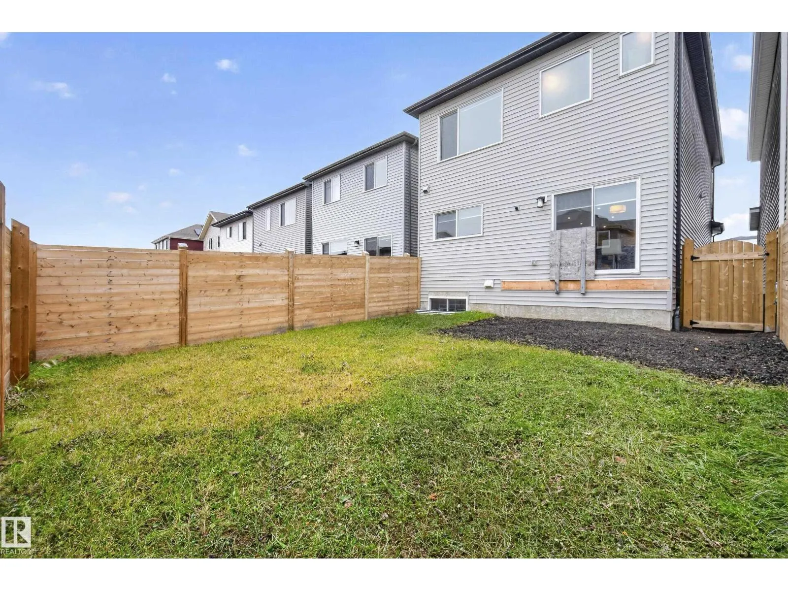 3536 6 AV SW SW
