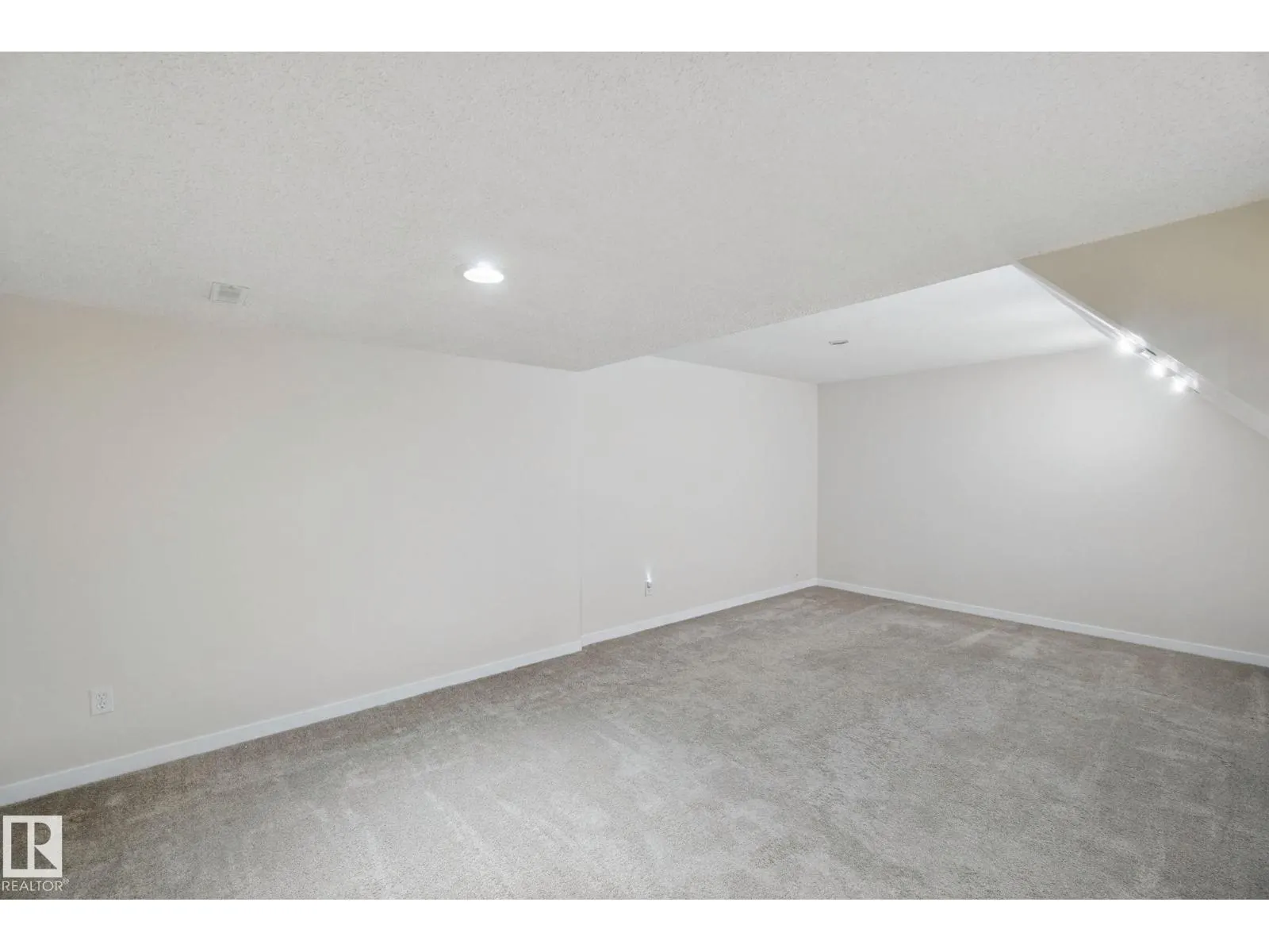 #11 4707 126 AV NW
