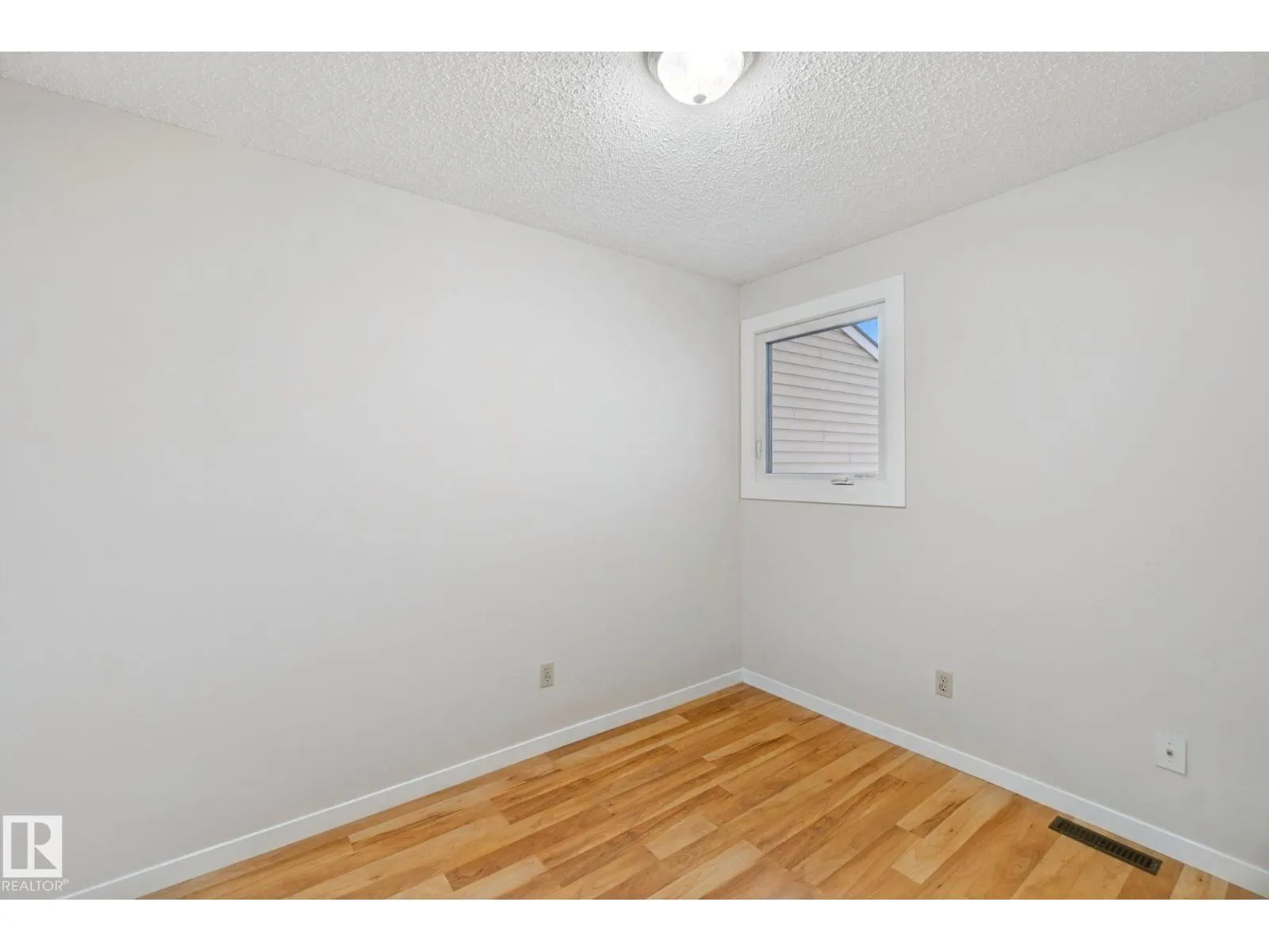 #11 4707 126 AV NW