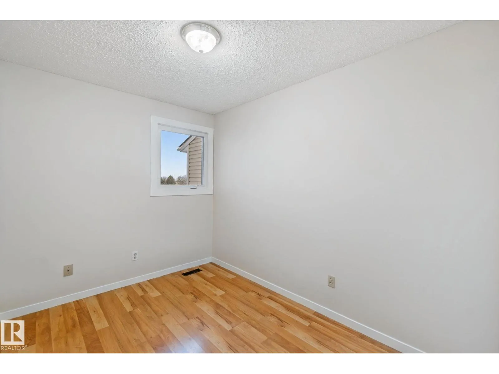 #11 4707 126 AV NW