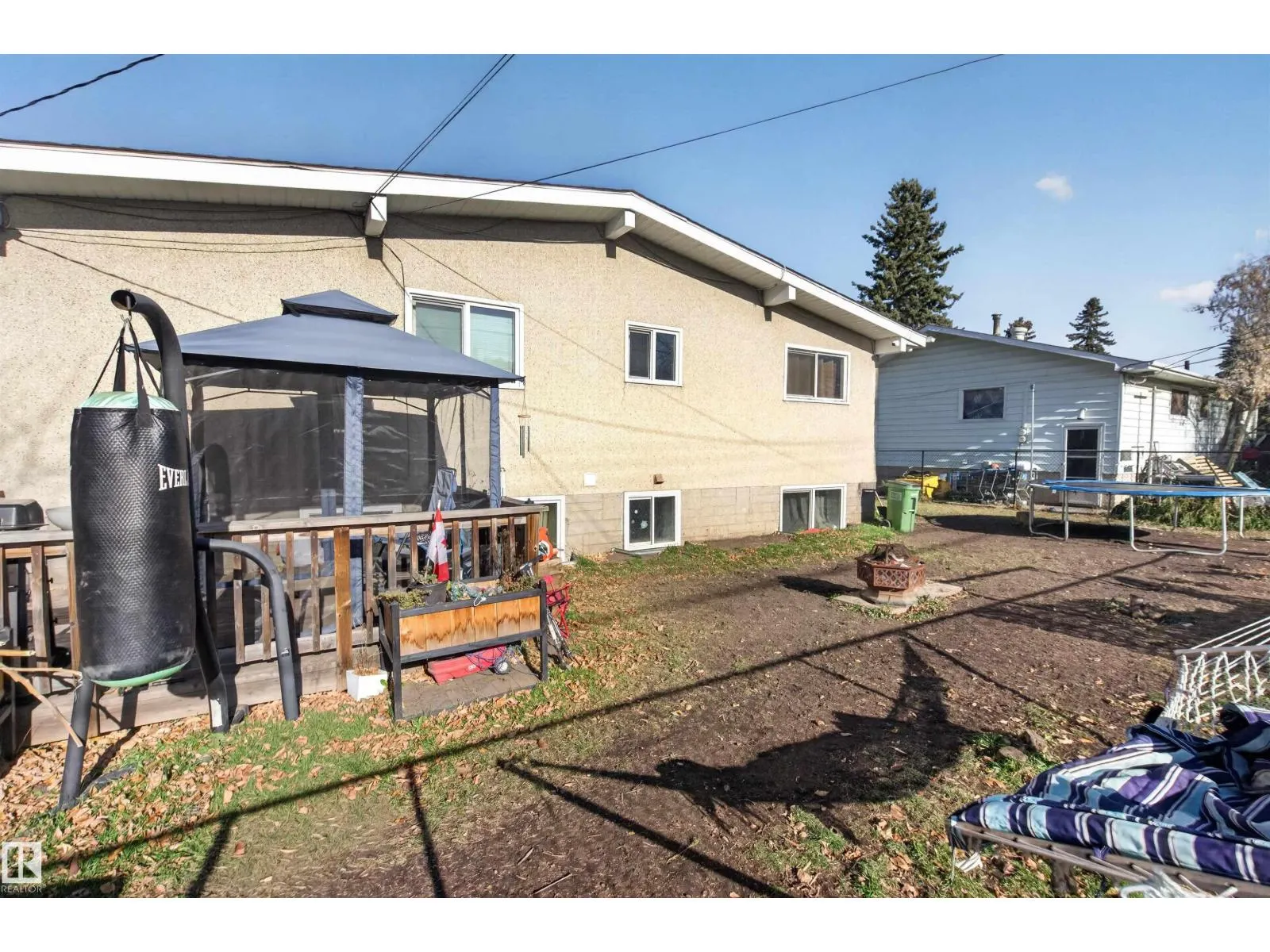 6815 101 AV NW