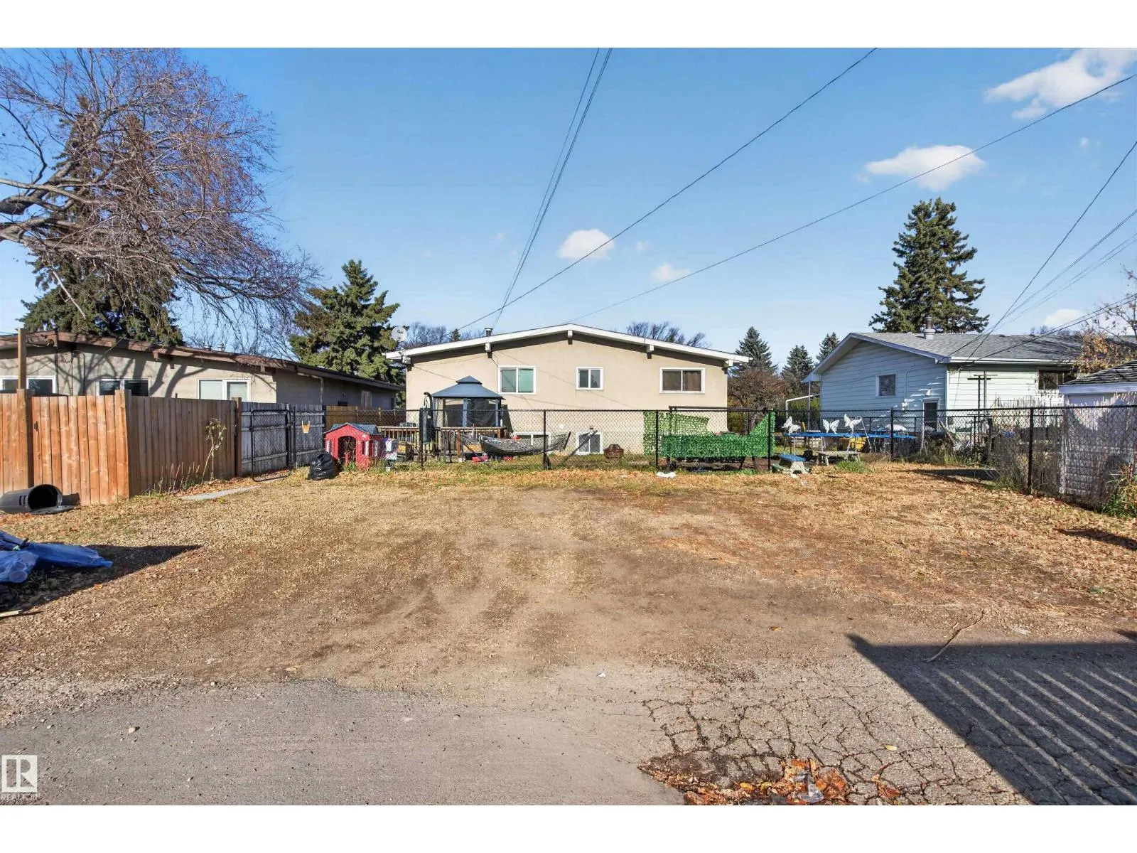 6815 101 AV NW