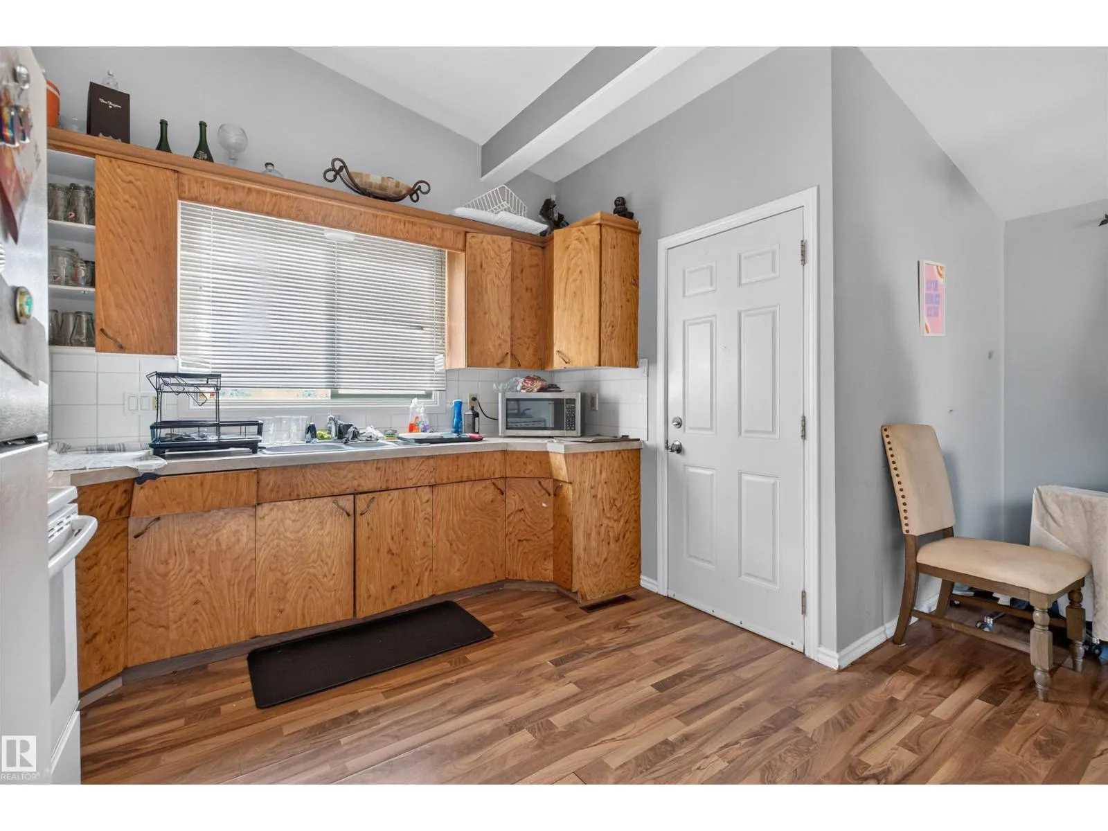 6815 101 AV NW