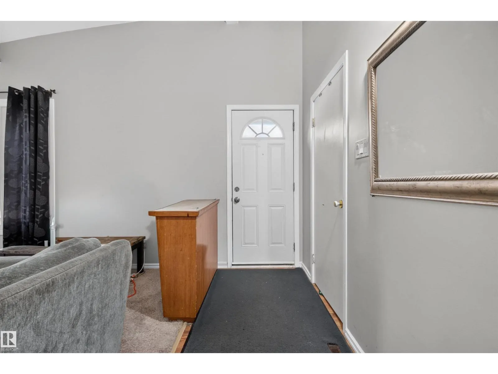6815 101 AV NW