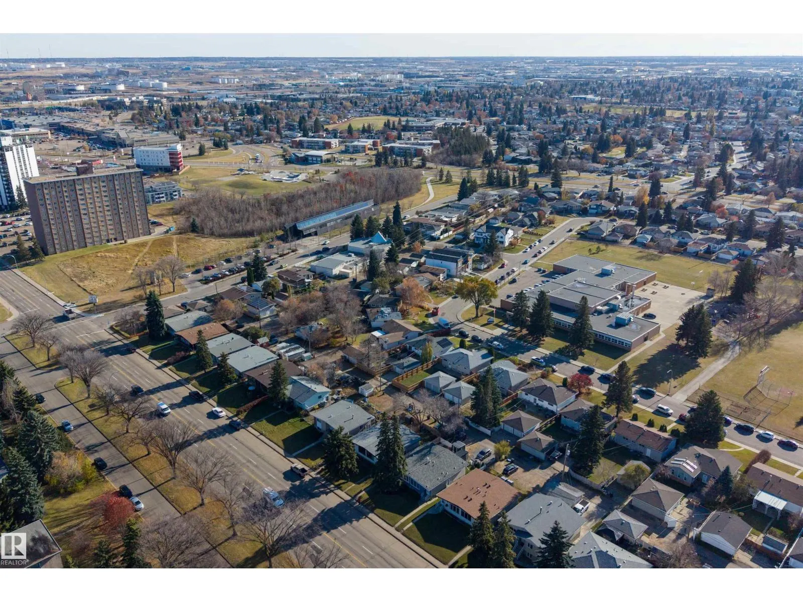 6815 101 AV NW