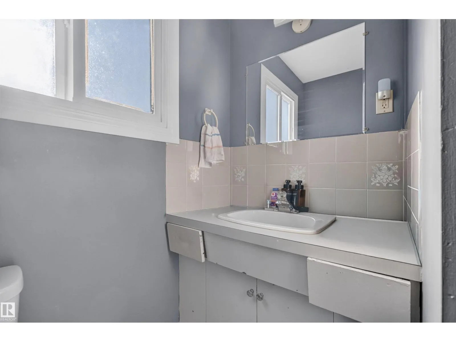 6815 101 AV NW
