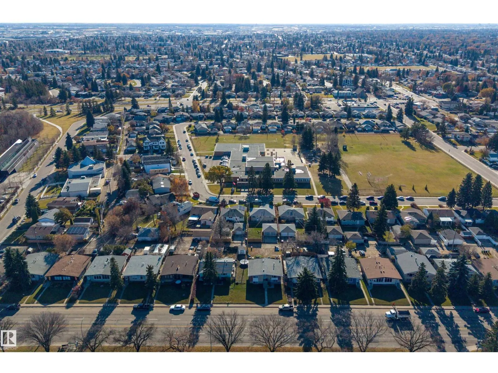 6815 101 AV NW