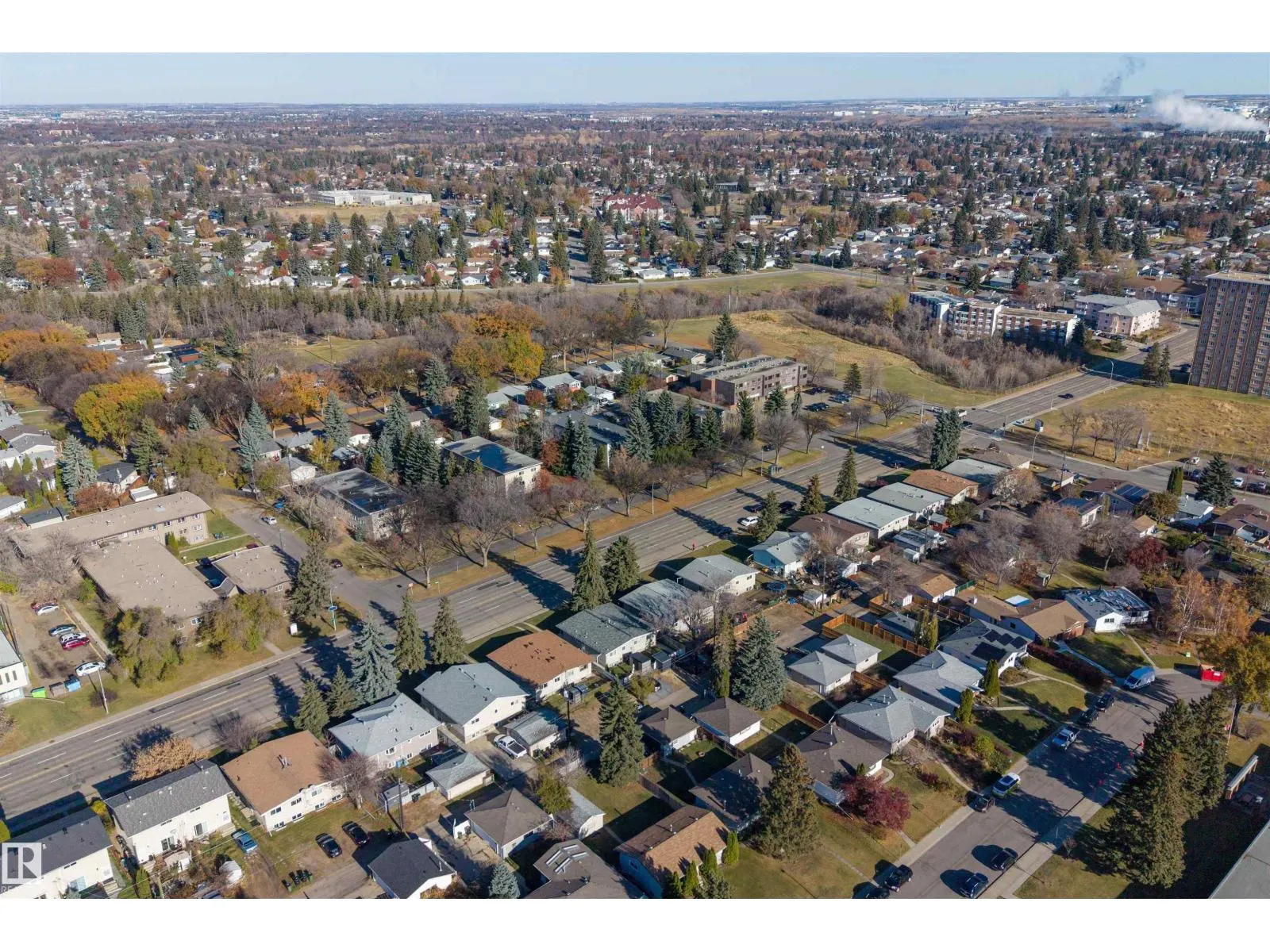 6815 101 AV NW