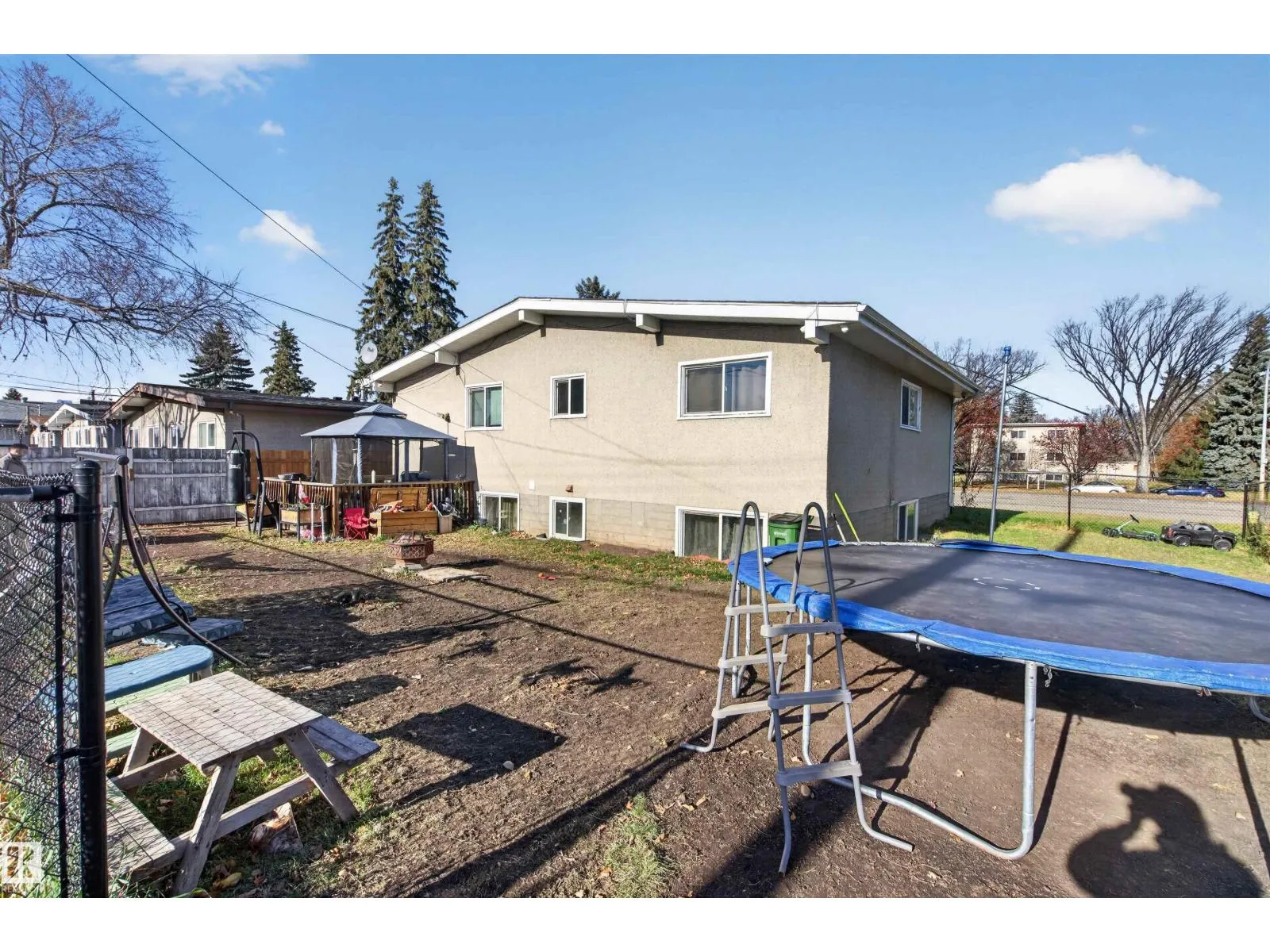 6815 101 AV NW