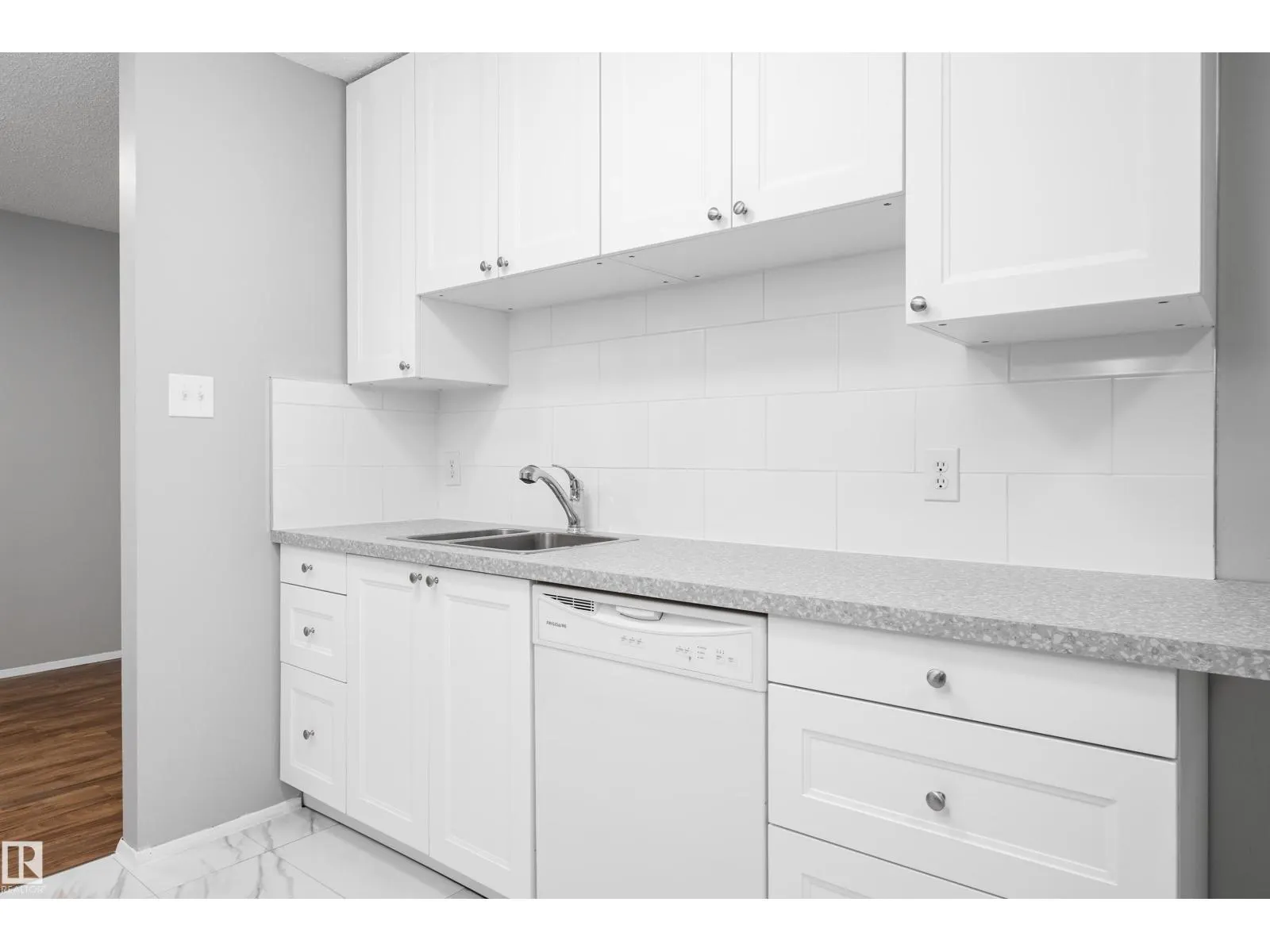 #202B 237 WOODVALE RD W NW