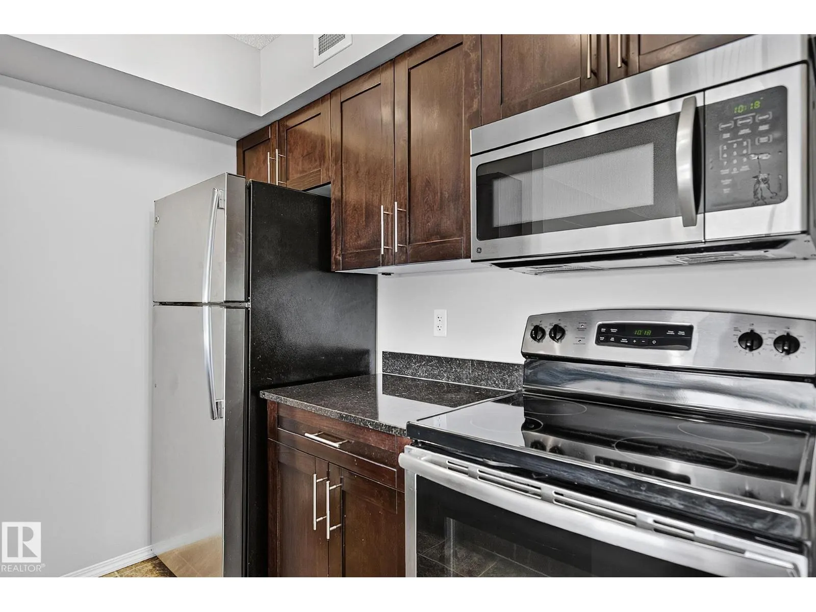 #417 12045 22 AV SW