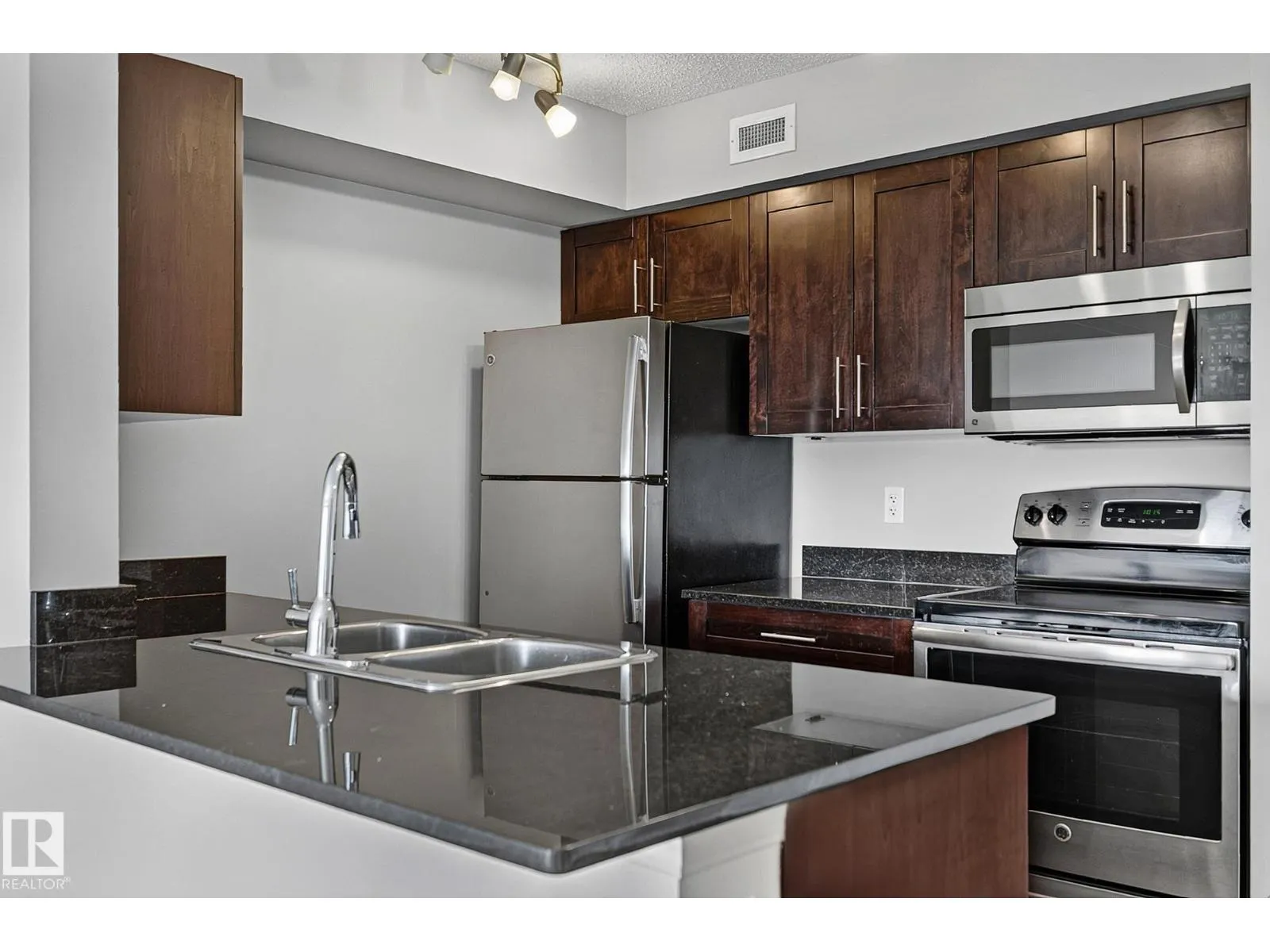 #417 12045 22 AV SW
