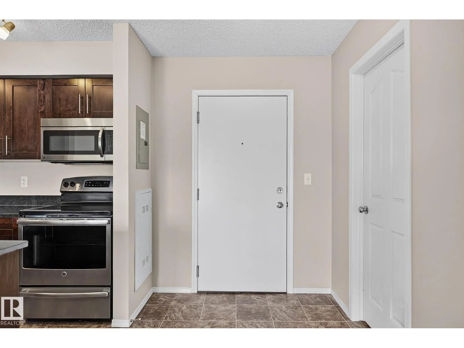 #417 12045 22 AV SW