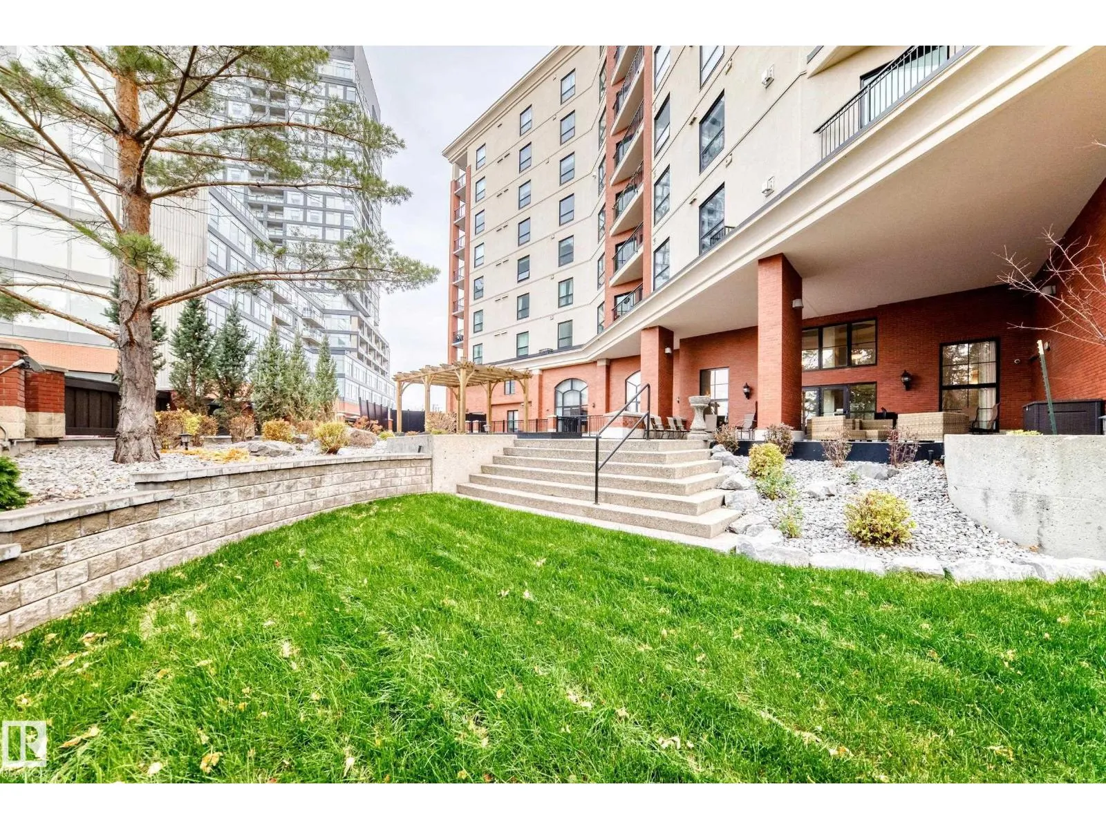 #707 10108 125 ST NW