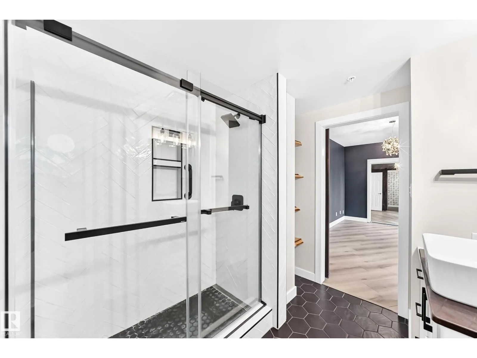 #707 10108 125 ST NW