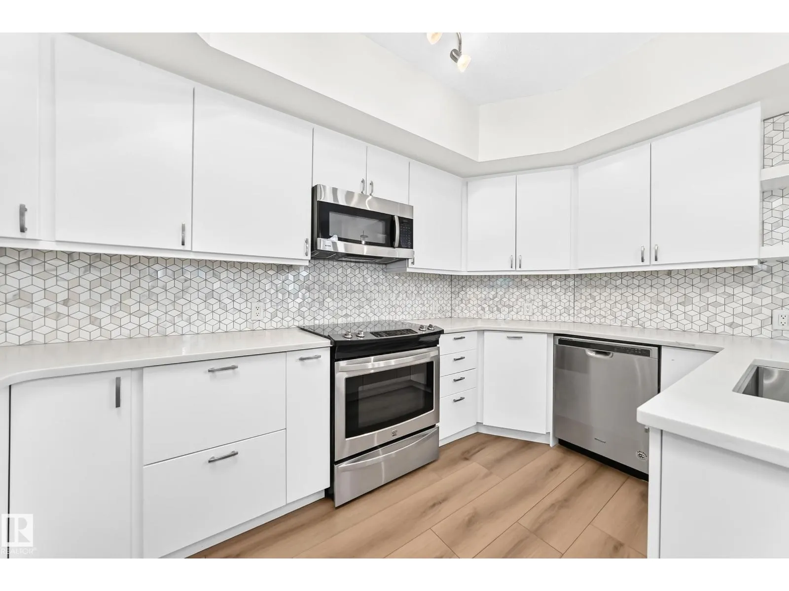 #707 10108 125 ST NW