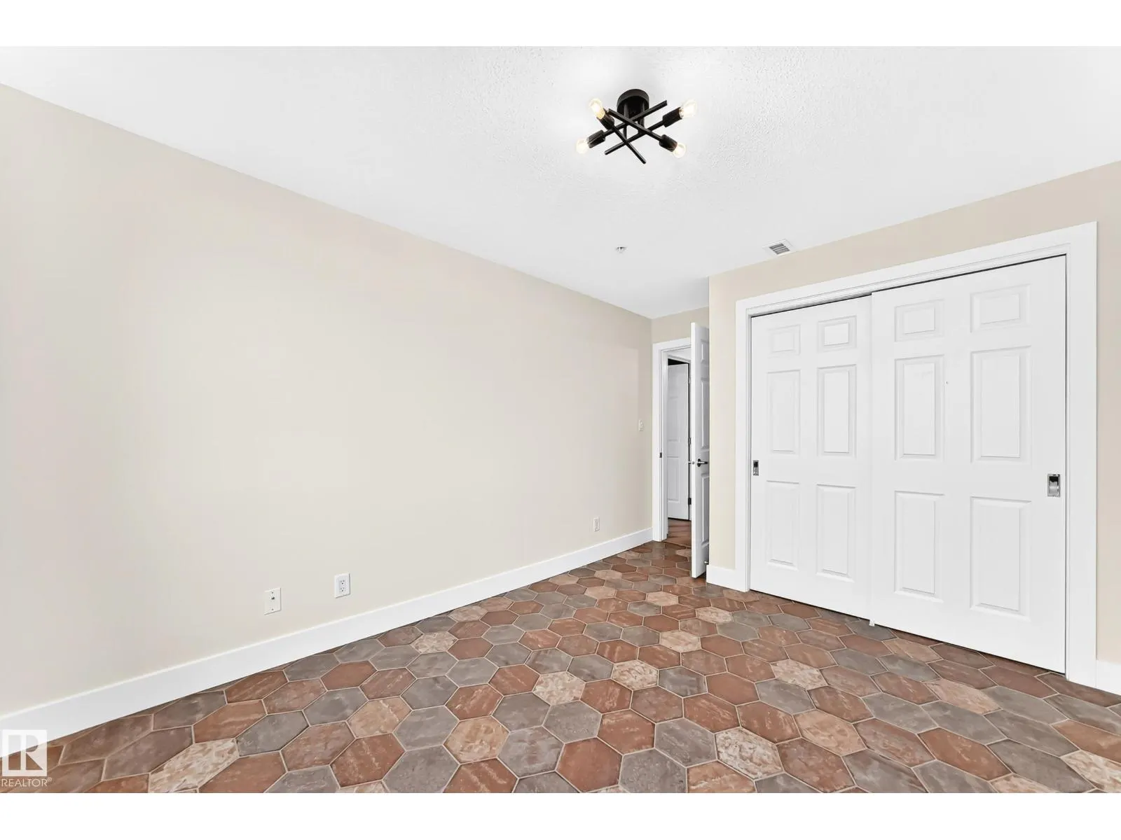 #707 10108 125 ST NW