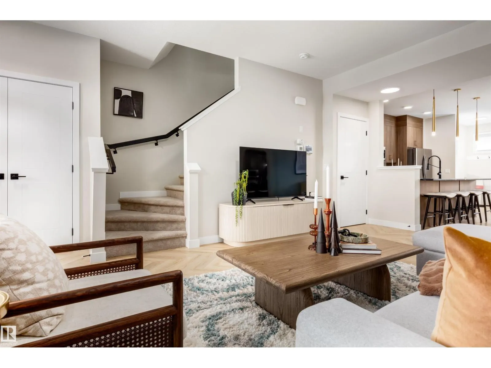 #73 16231 19 AV SW