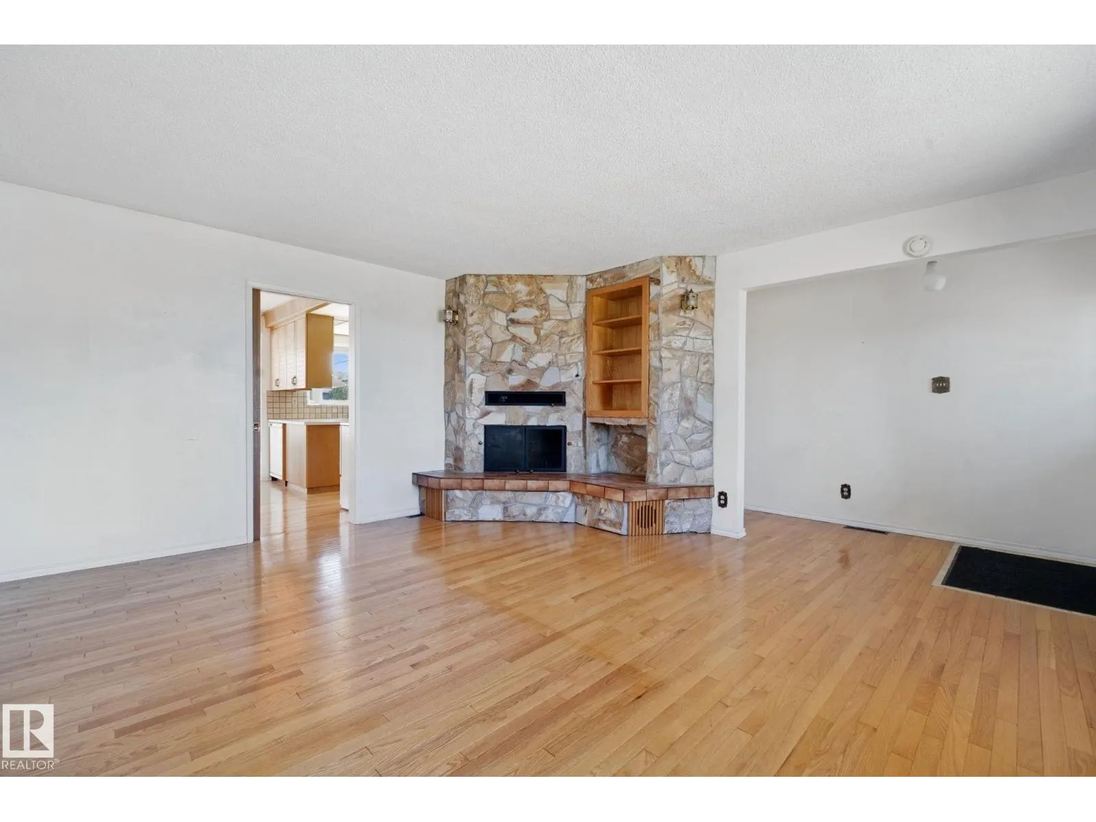 5827 115 ST NW