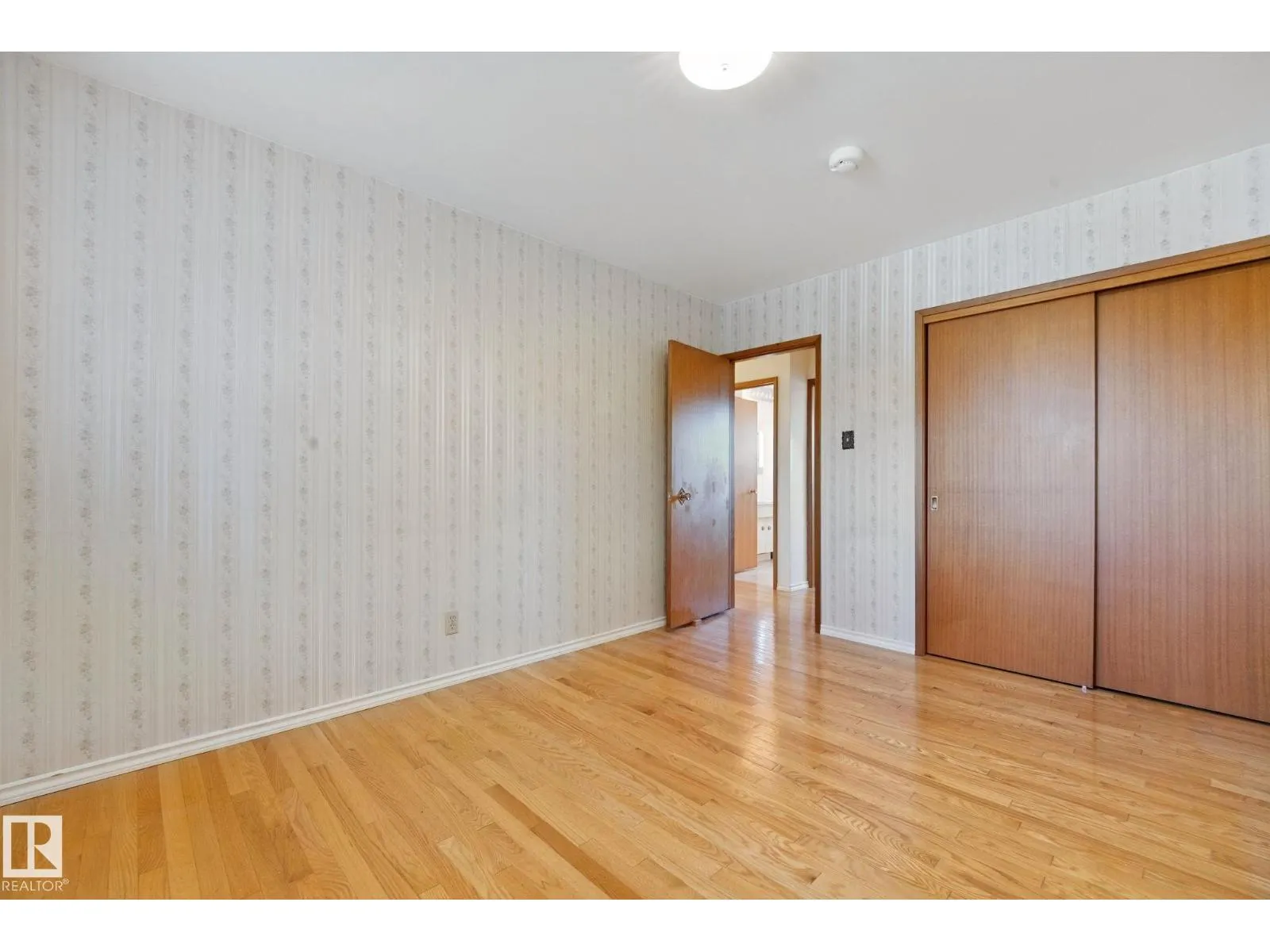 5827 115 ST NW