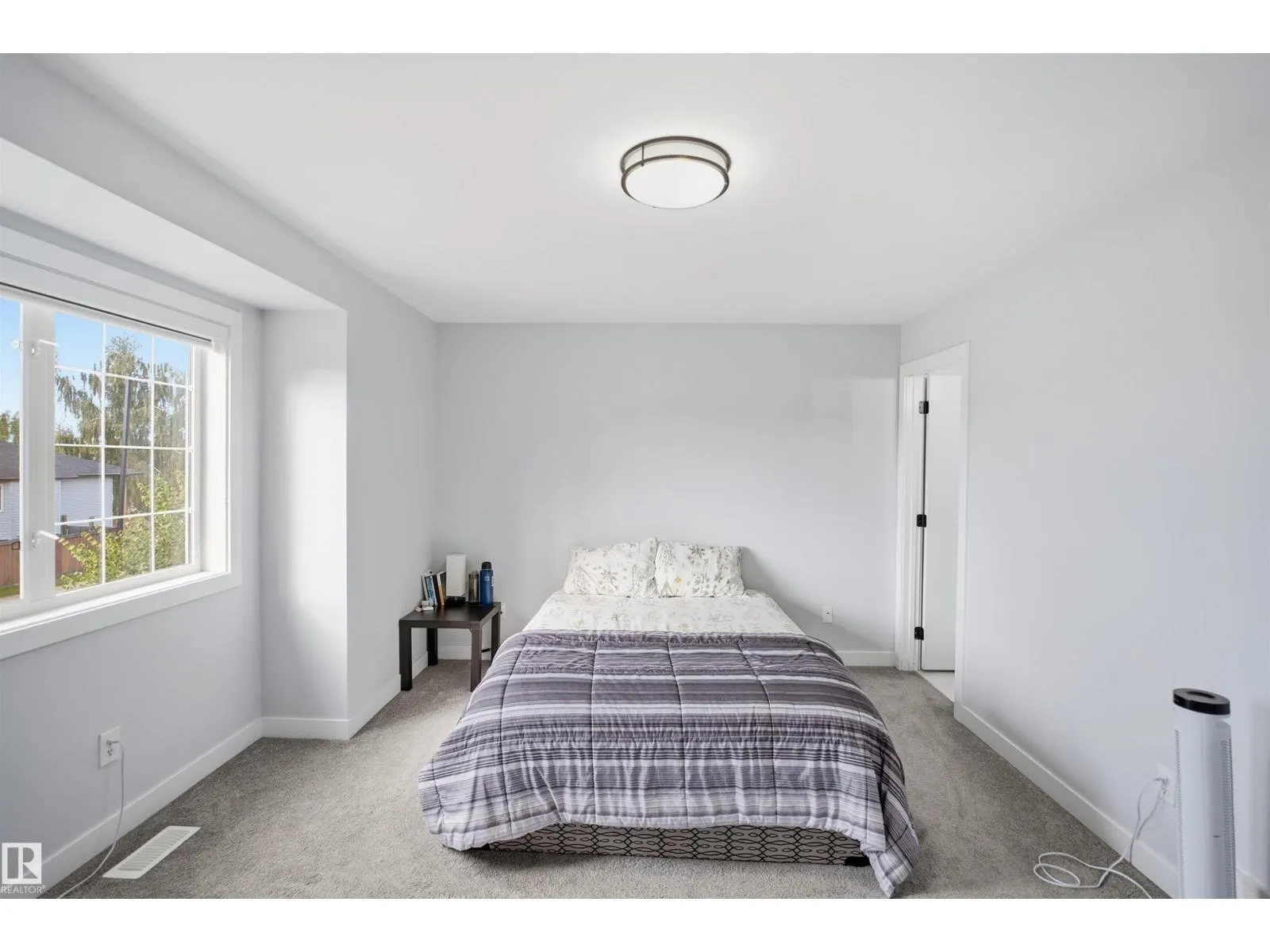 2122 37 AV NW
