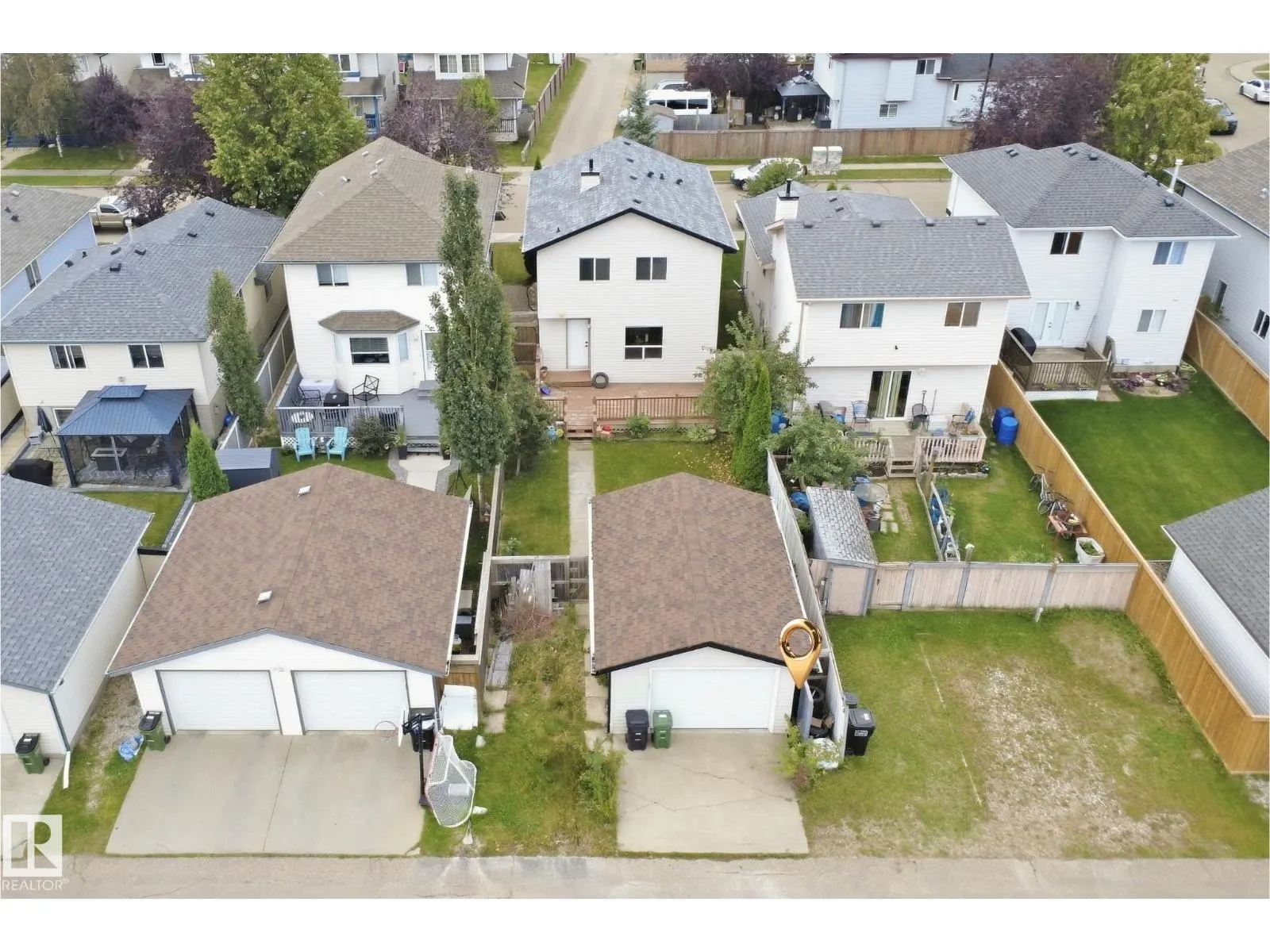 2122 37 AV NW