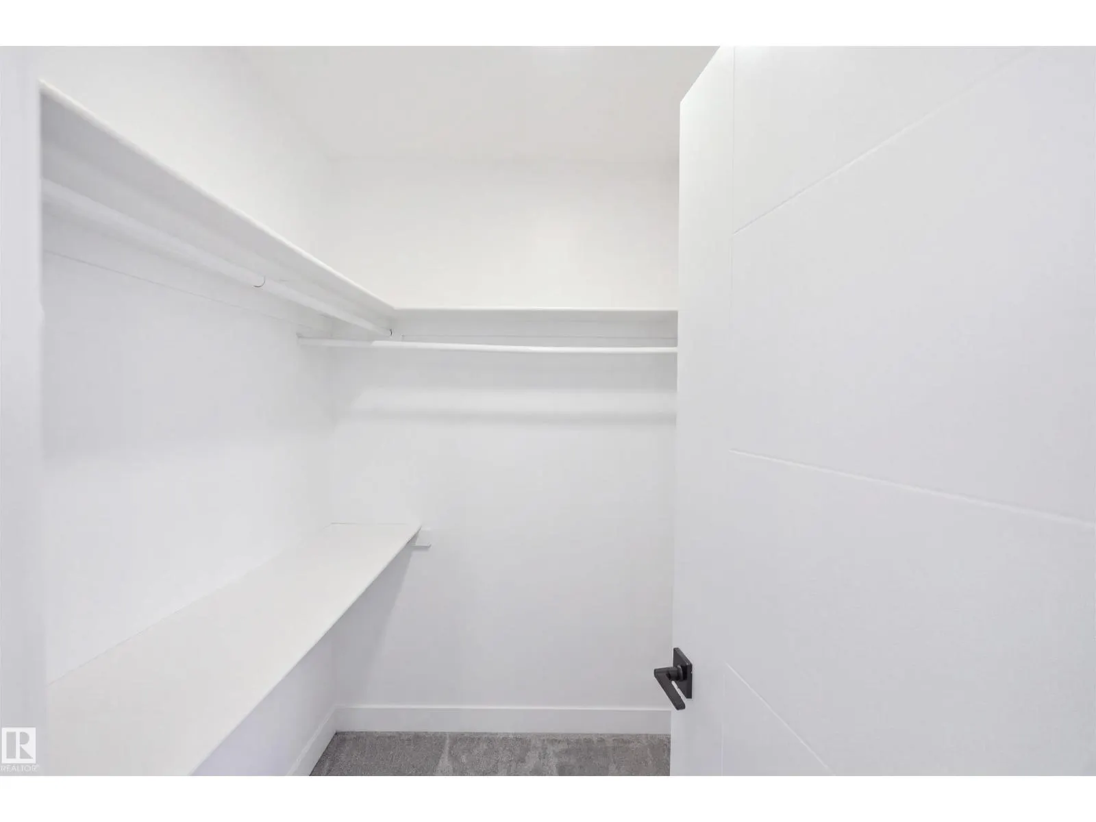 2122 37 AV NW