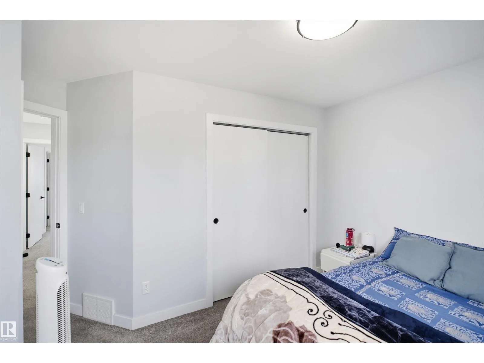 2122 37 AV NW