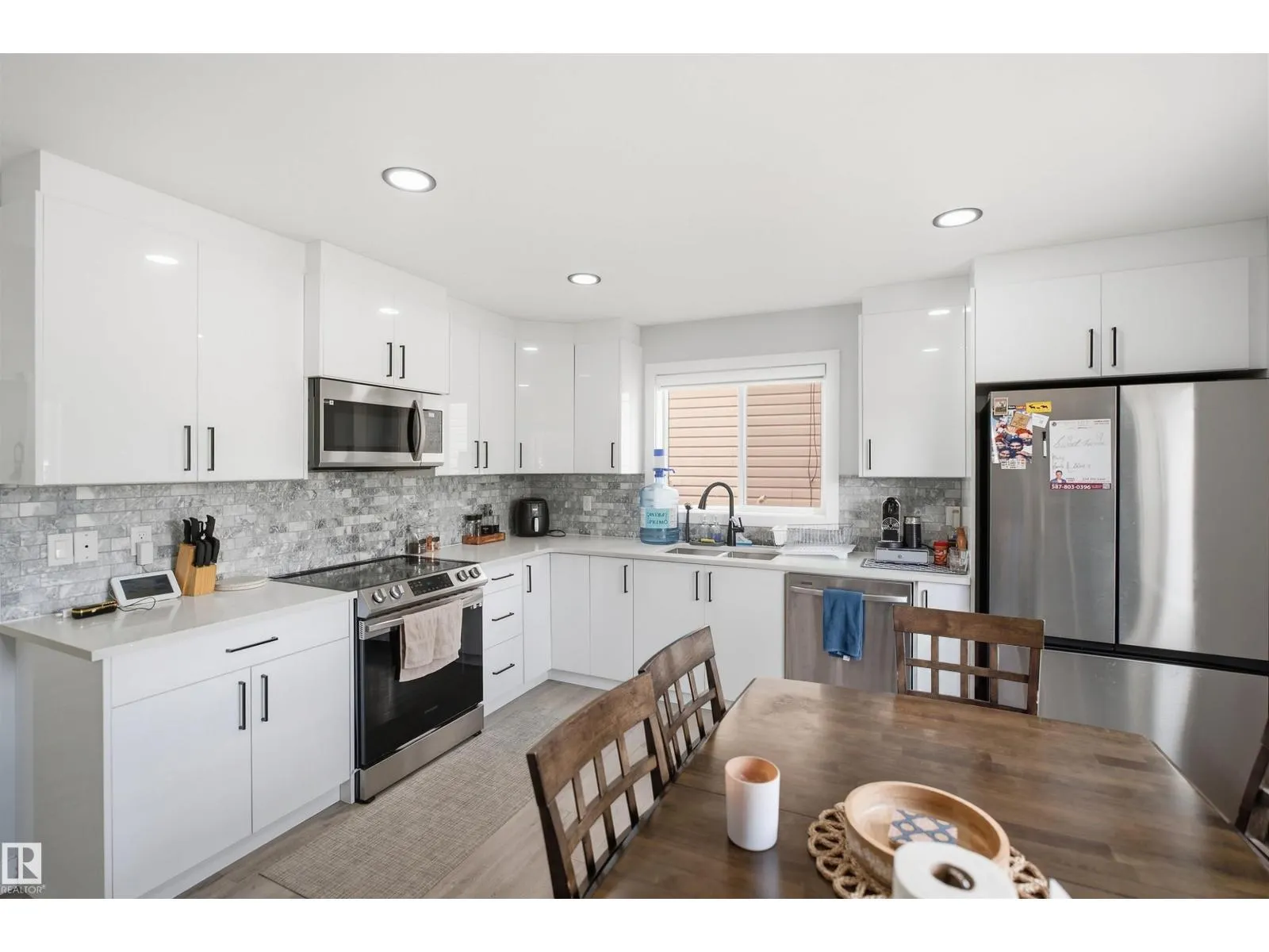 2122 37 AV NW