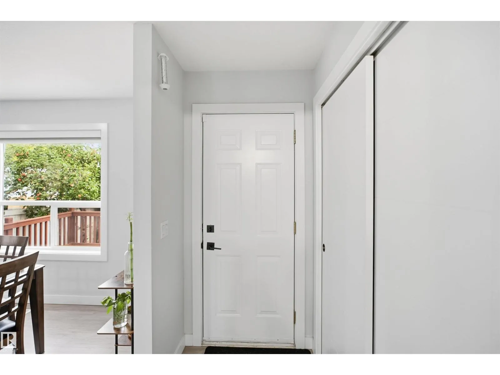 2122 37 AV NW