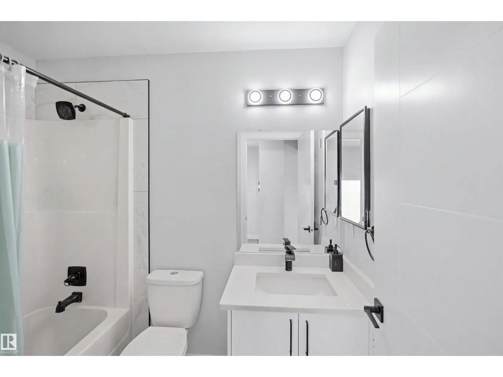 2122 37 AV NW