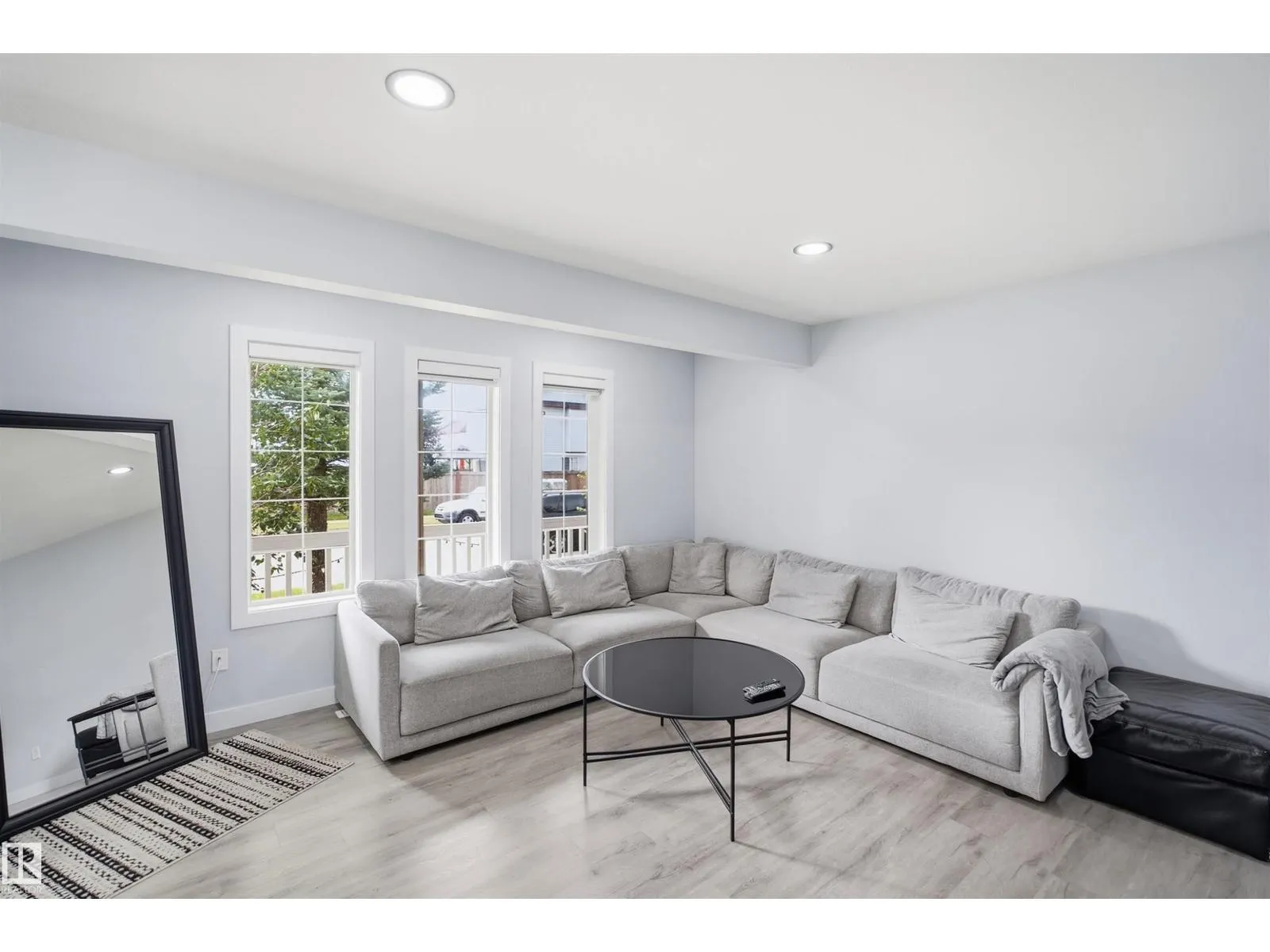 2122 37 AV NW