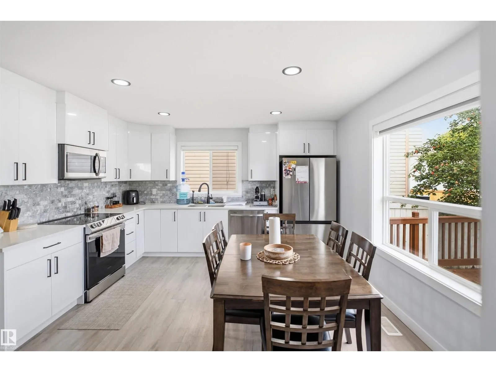 2122 37 AV NW