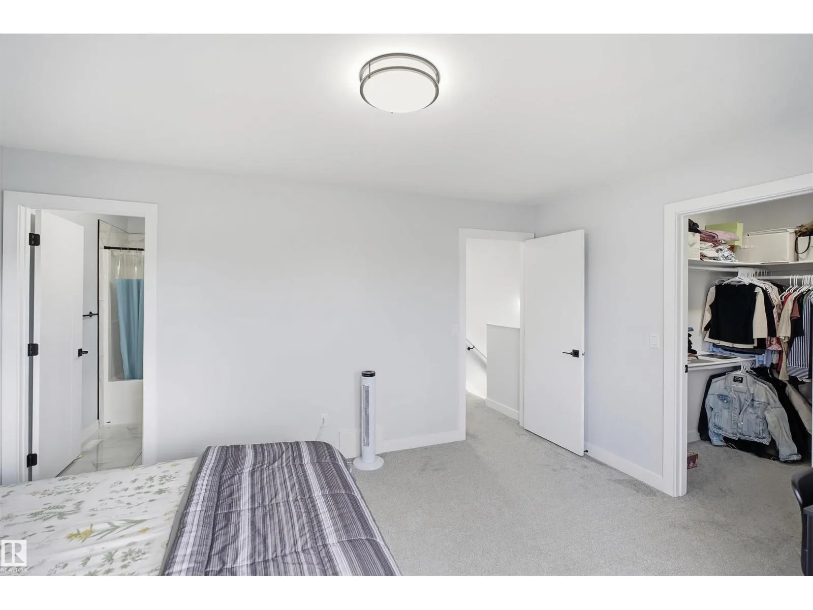 2122 37 AV NW