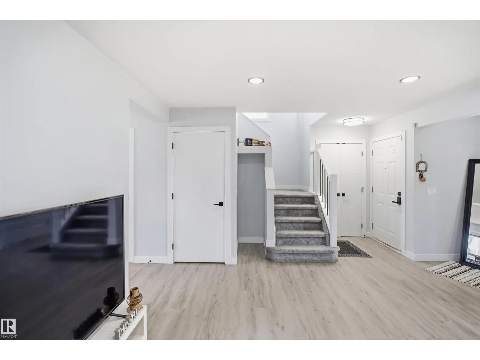 2122 37 AV NW
