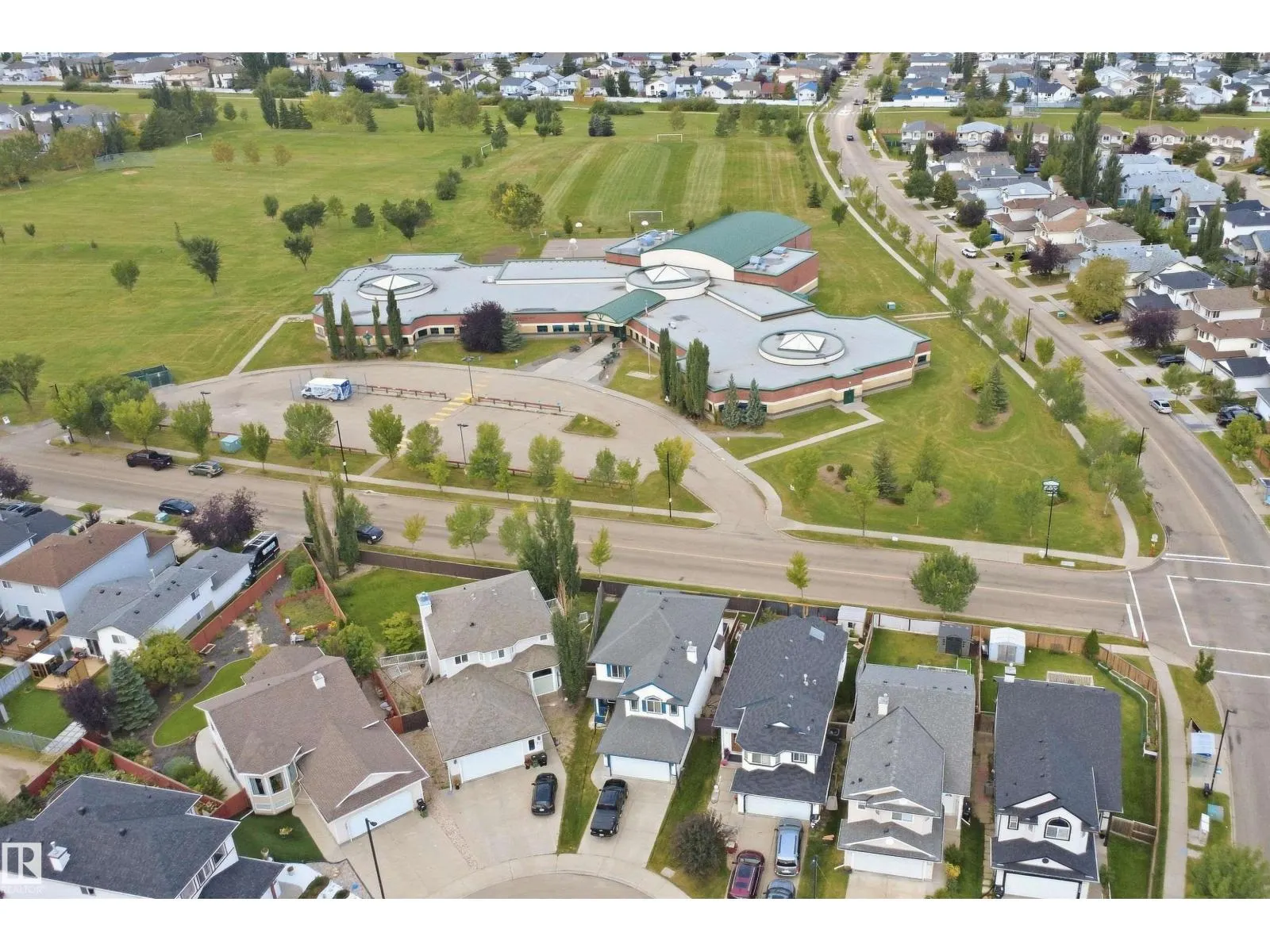 2122 37 AV NW