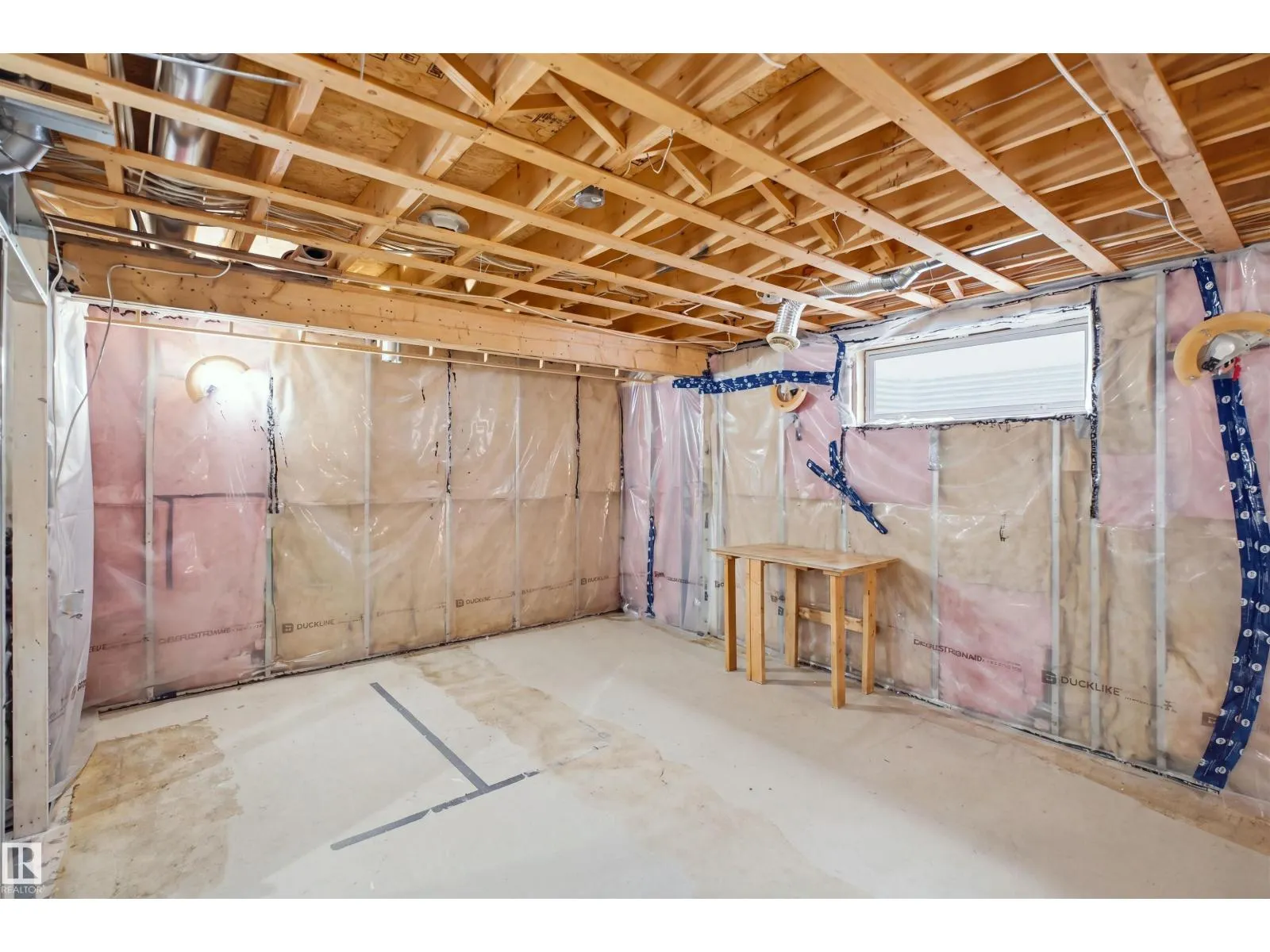 2122 37 AV NW