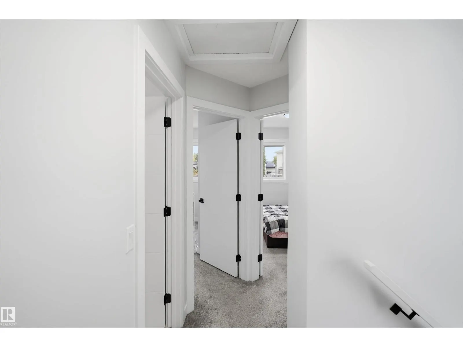 2122 37 AV NW