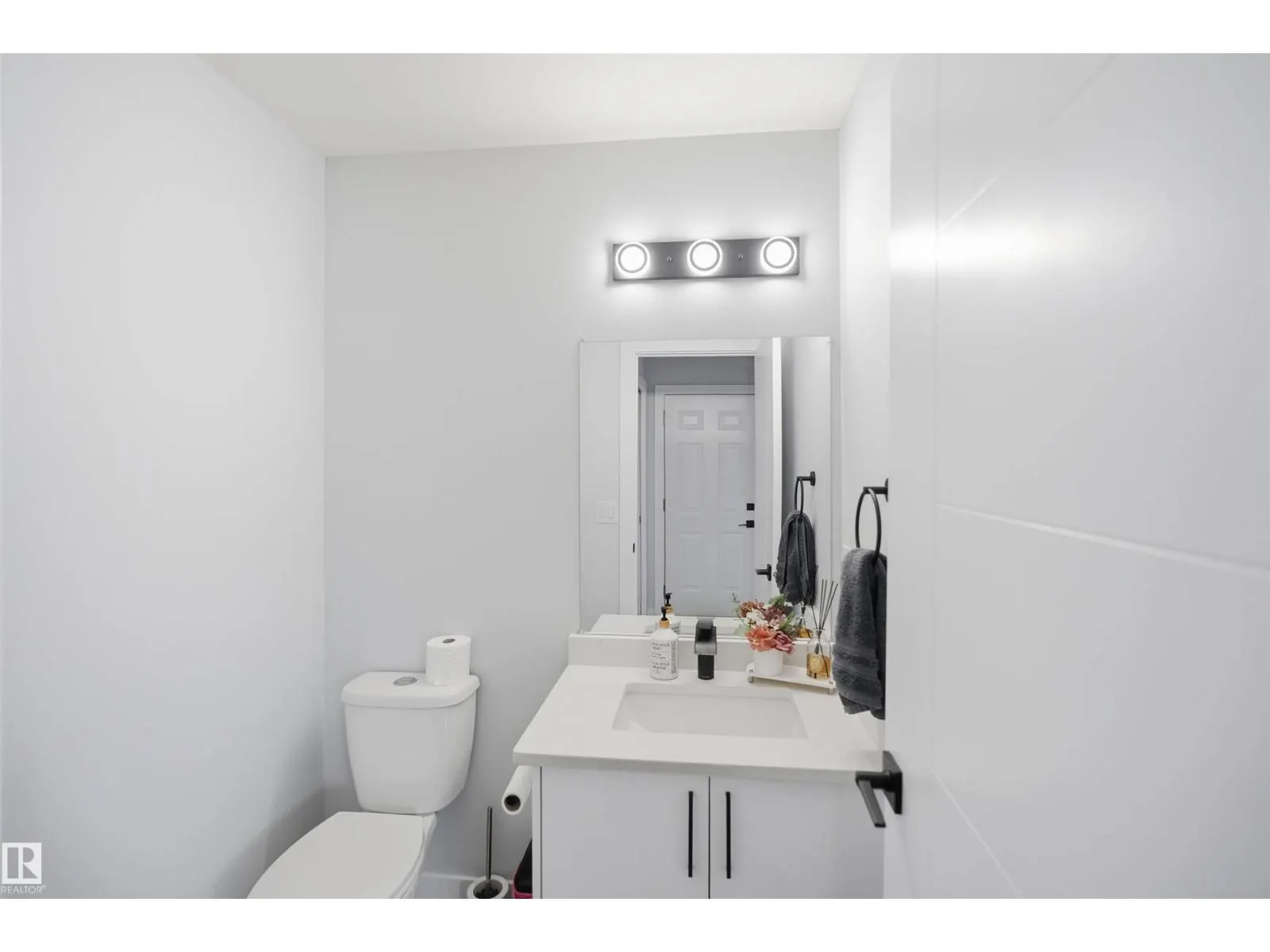 2122 37 AV NW