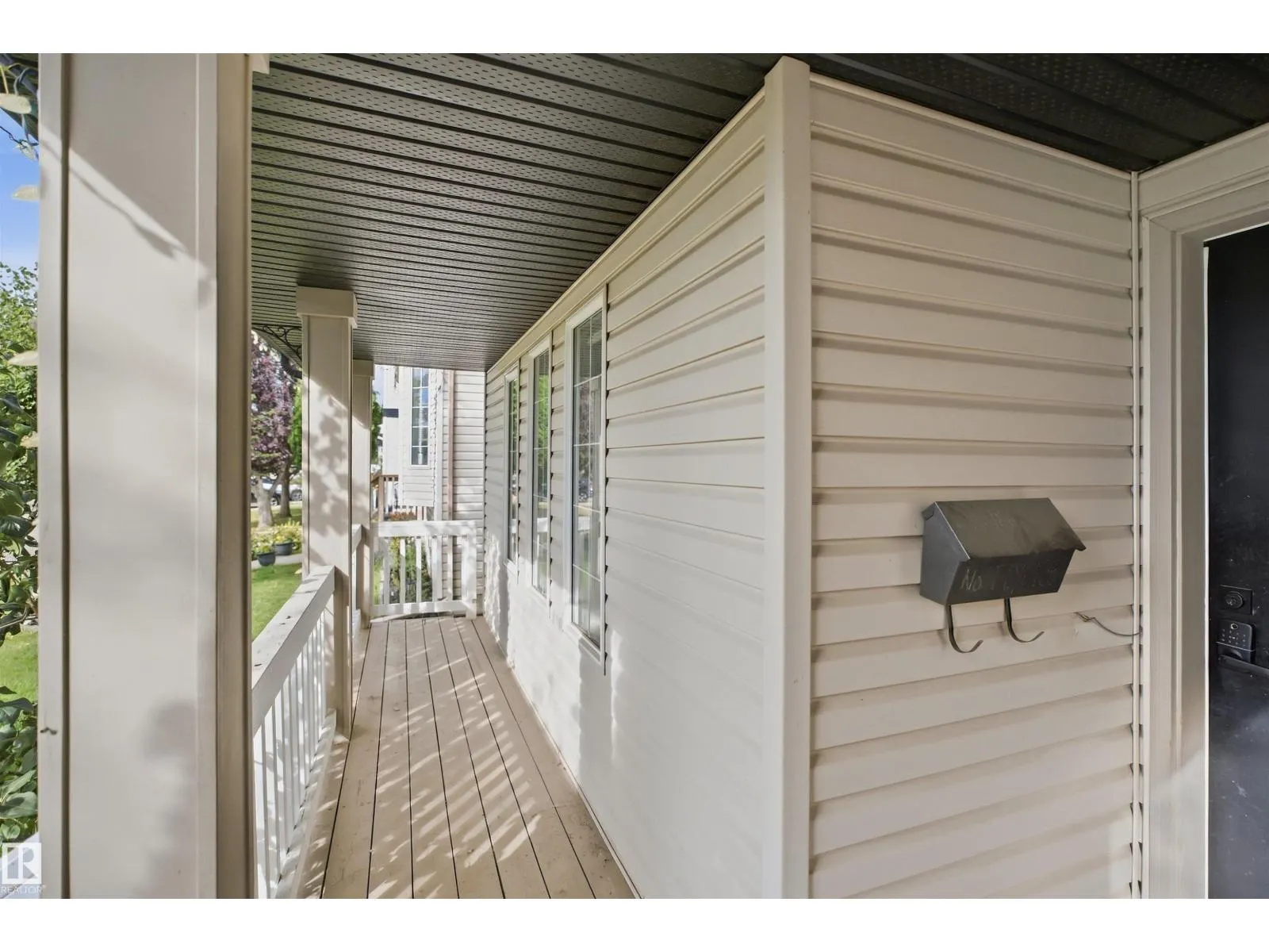 2122 37 AV NW