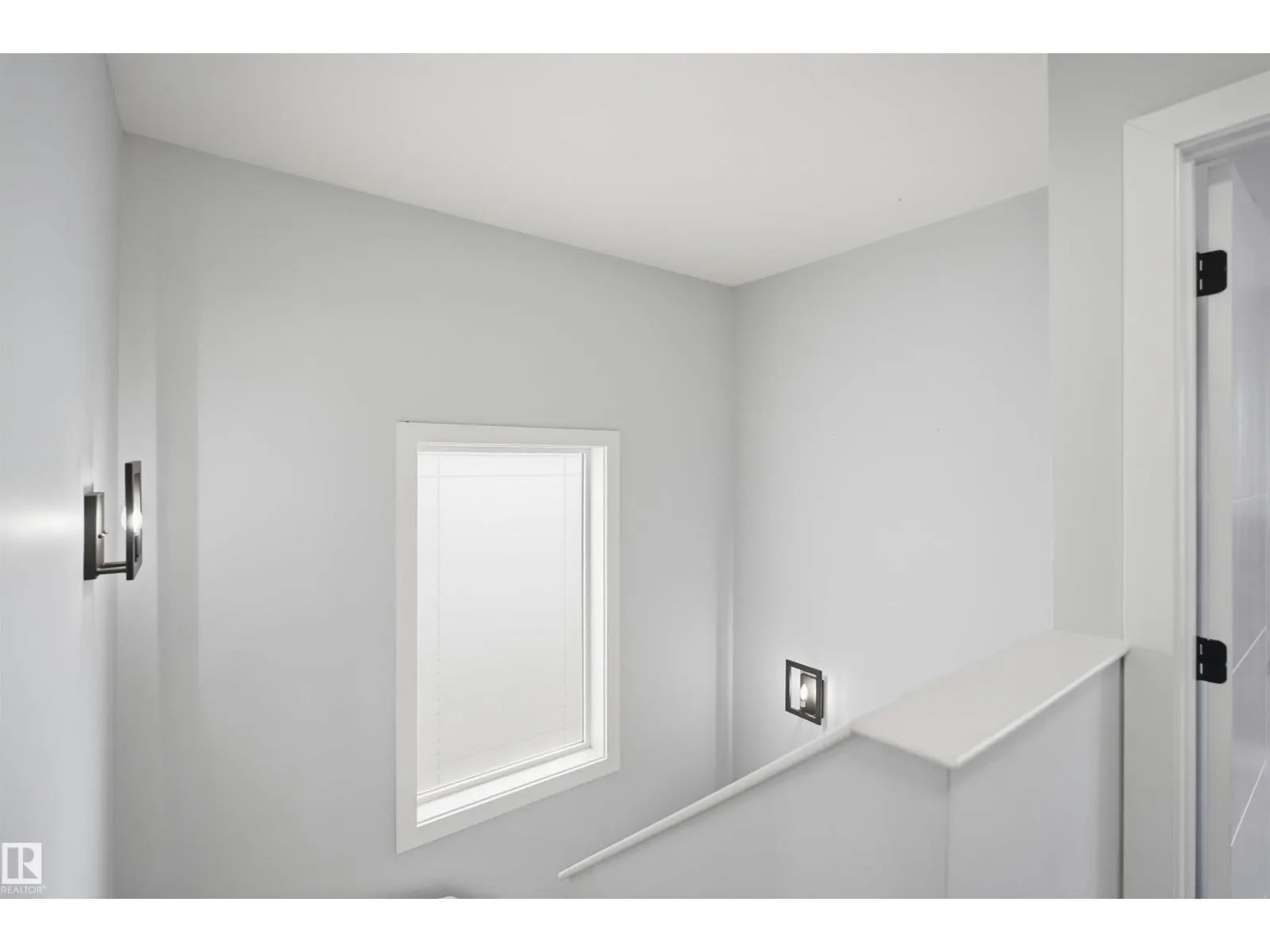 2122 37 AV NW