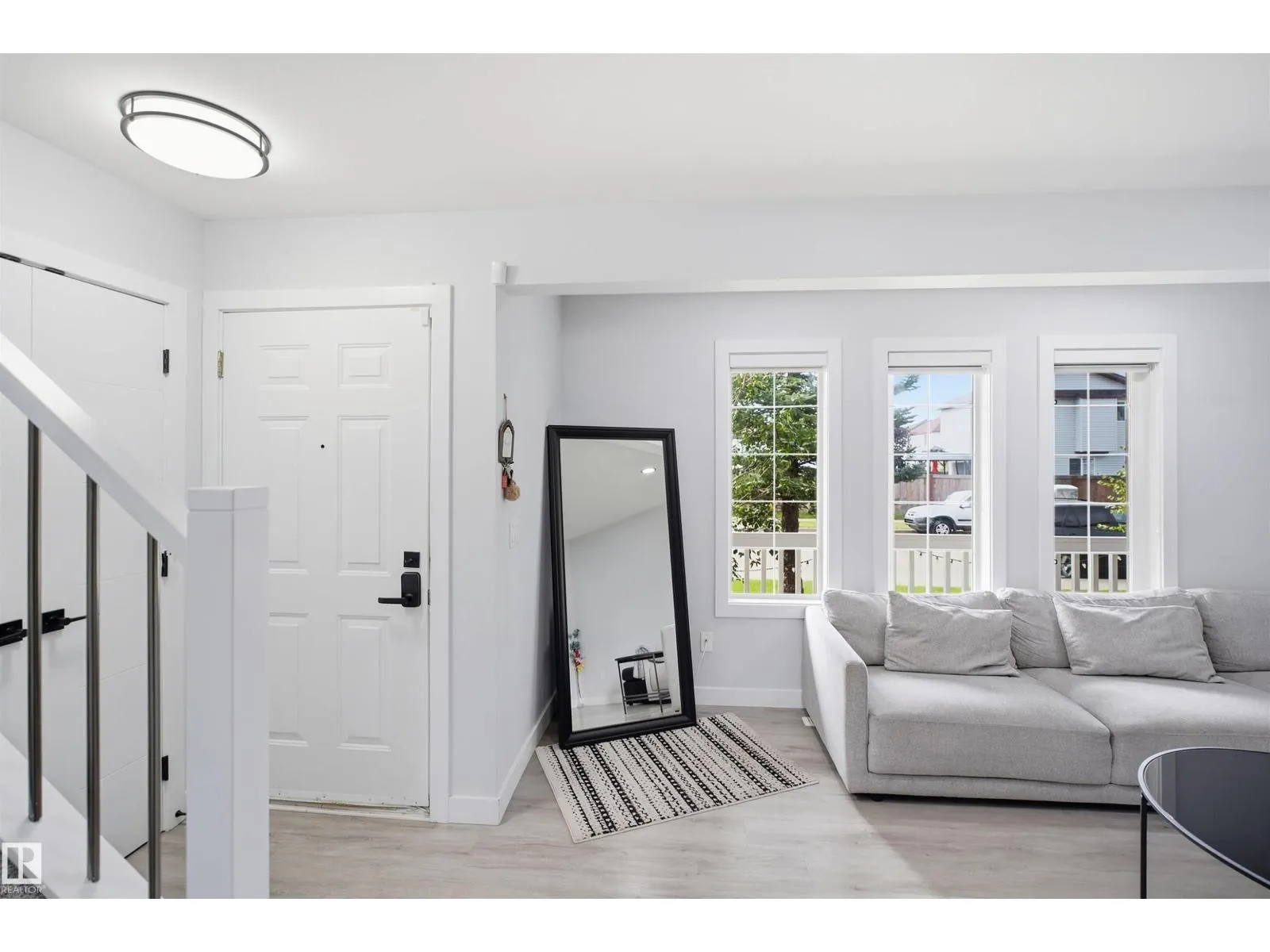 2122 37 AV NW